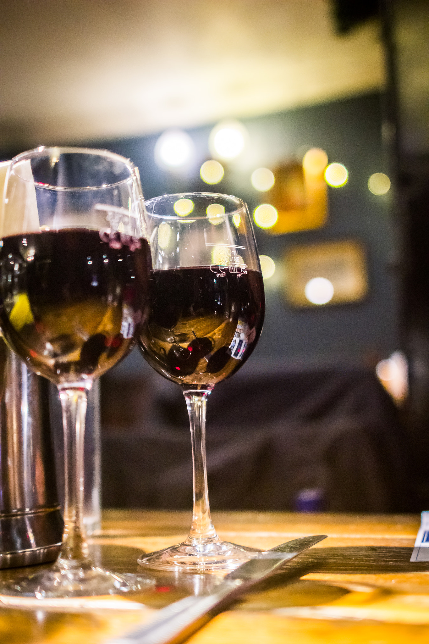 Canon EOS 550D (EOS Rebel T2i / EOS Kiss X4) + Canon EF 28mm F2.8 sample photo. Two glasses of wine photography