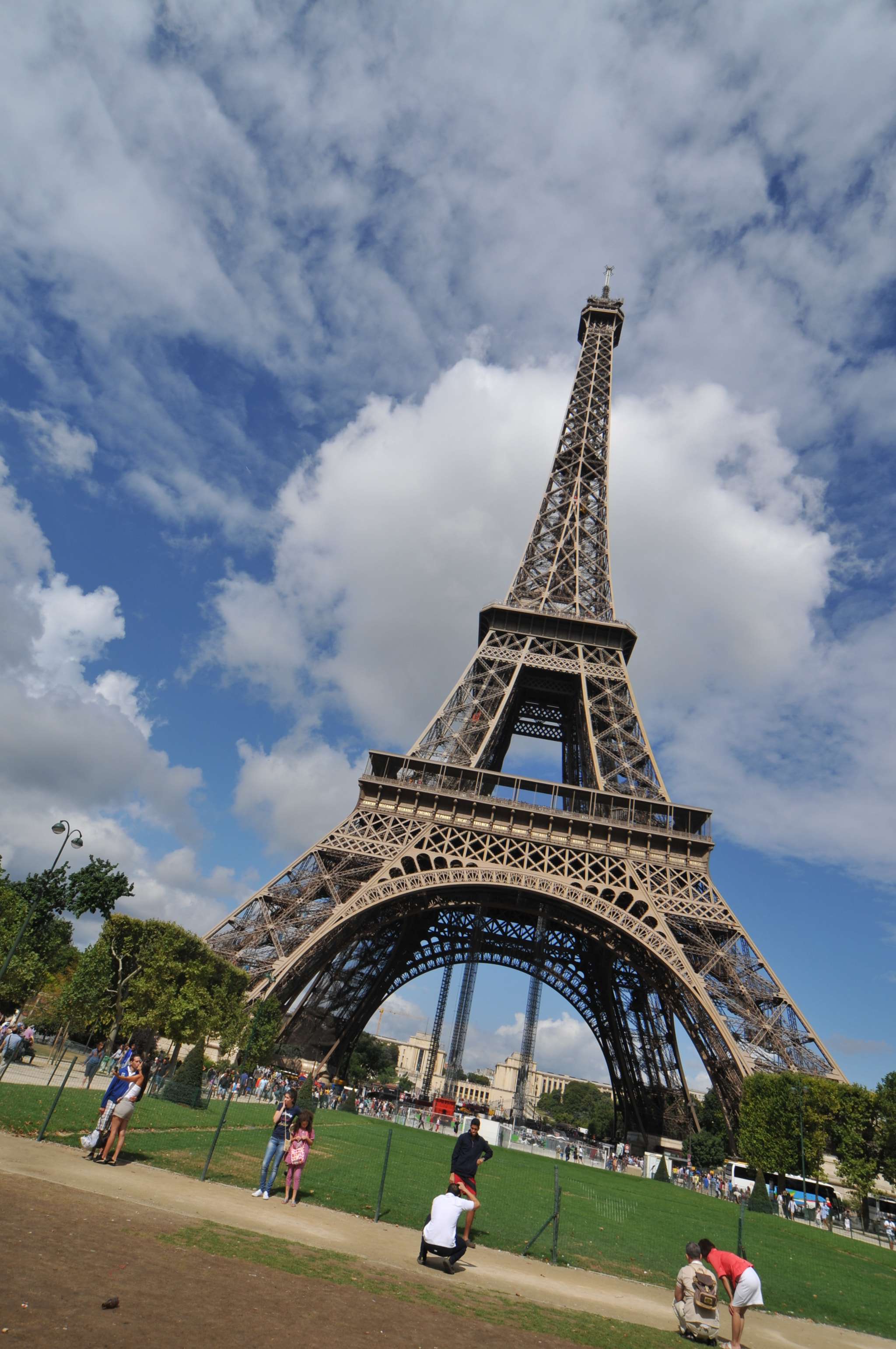 Sigma 12-24mm F4.5-5.6 EX DG Aspherical HSM sample photo. Tour eiffel photography