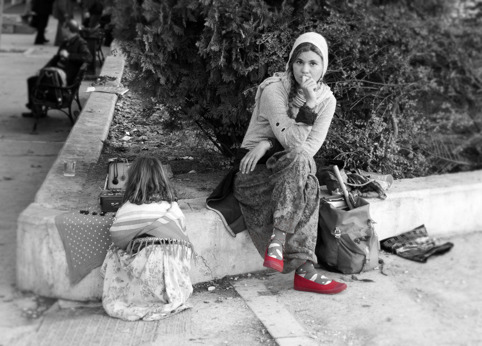 Canon EOS 400D (EOS Digital Rebel XTi / EOS Kiss Digital X) + Canon EF 28mm F2.8 sample photo. Migrant young girl photography