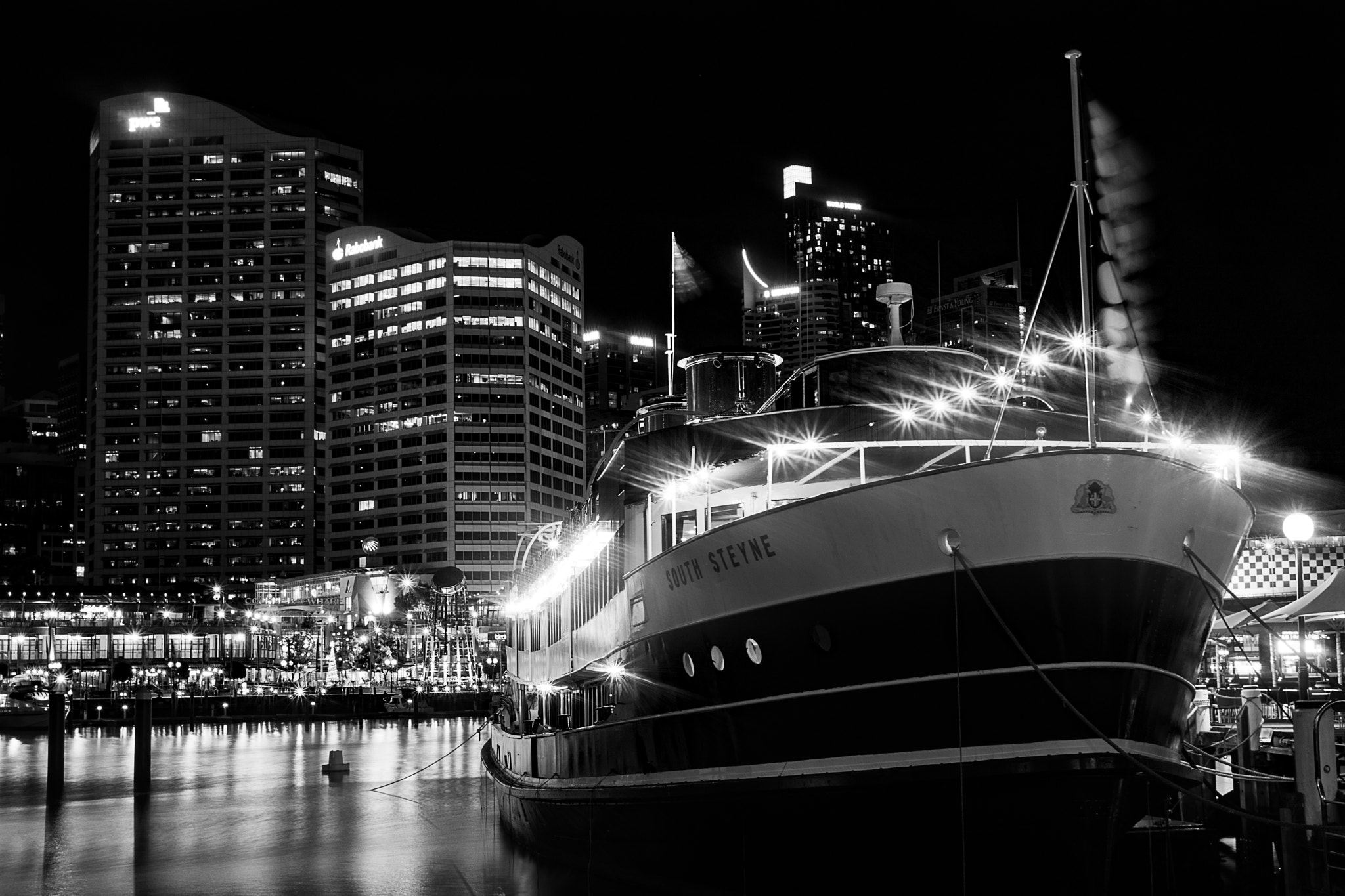 Sony a6000 + Sony Sonnar T* FE 35mm F2.8 ZA sample photo. Darling harbour at night photography