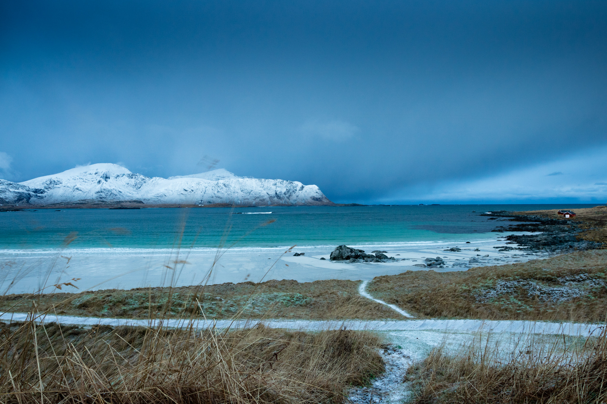 Canon EOS 750D (EOS Rebel T6i / EOS Kiss X8i) + Canon EF 16-35mm F2.8L II USM sample photo. White sands at lofoten photography