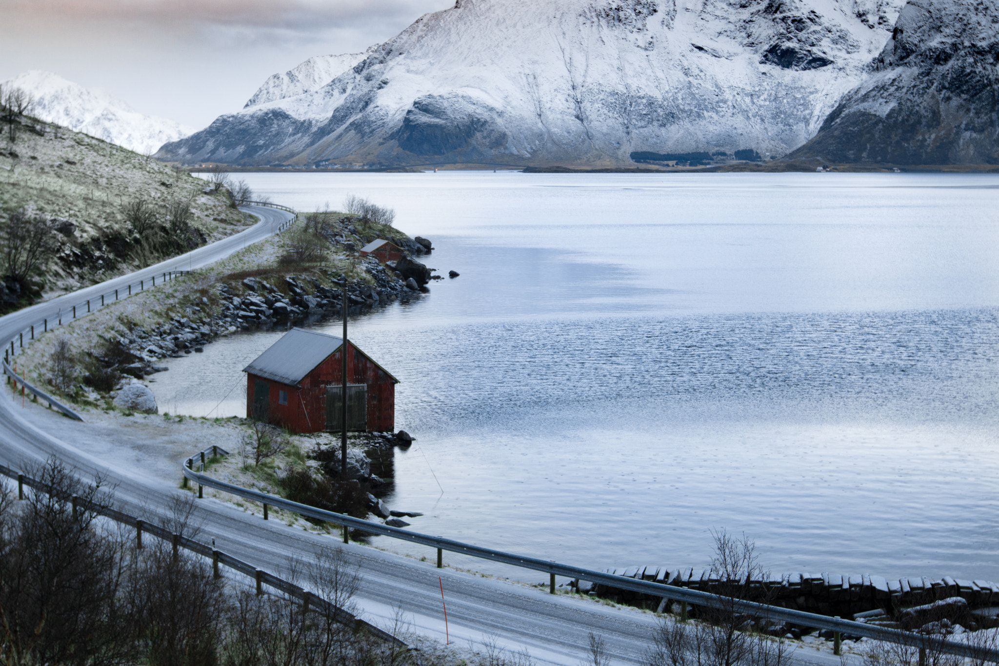 Canon EOS 750D (EOS Rebel T6i / EOS Kiss X8i) + Canon EF 16-35mm F2.8L II USM sample photo. Road on a norwegian fiord photography