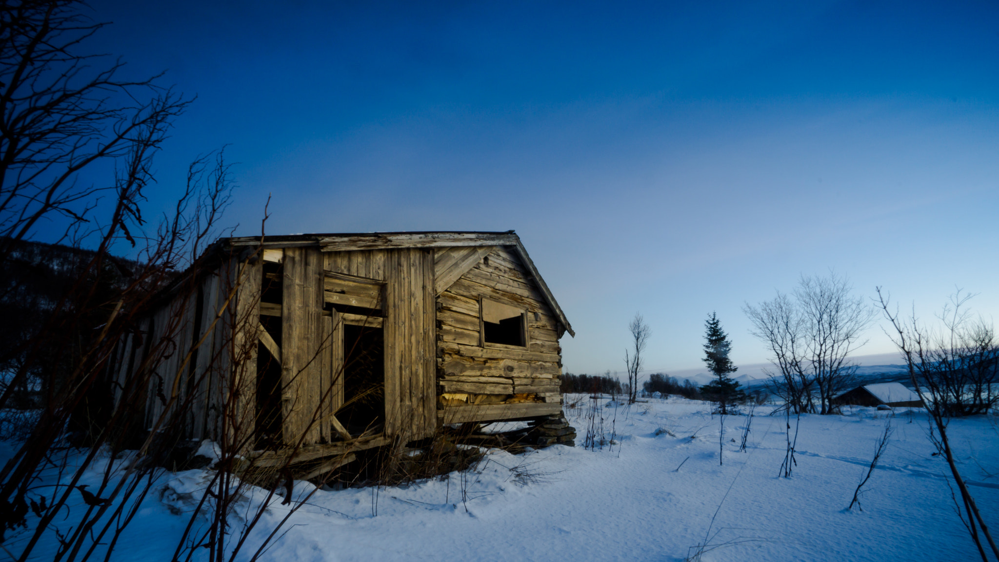 Sony a5100 + Sony E 10-18mm F4 OSS sample photo. Old wooden house near to break down photography