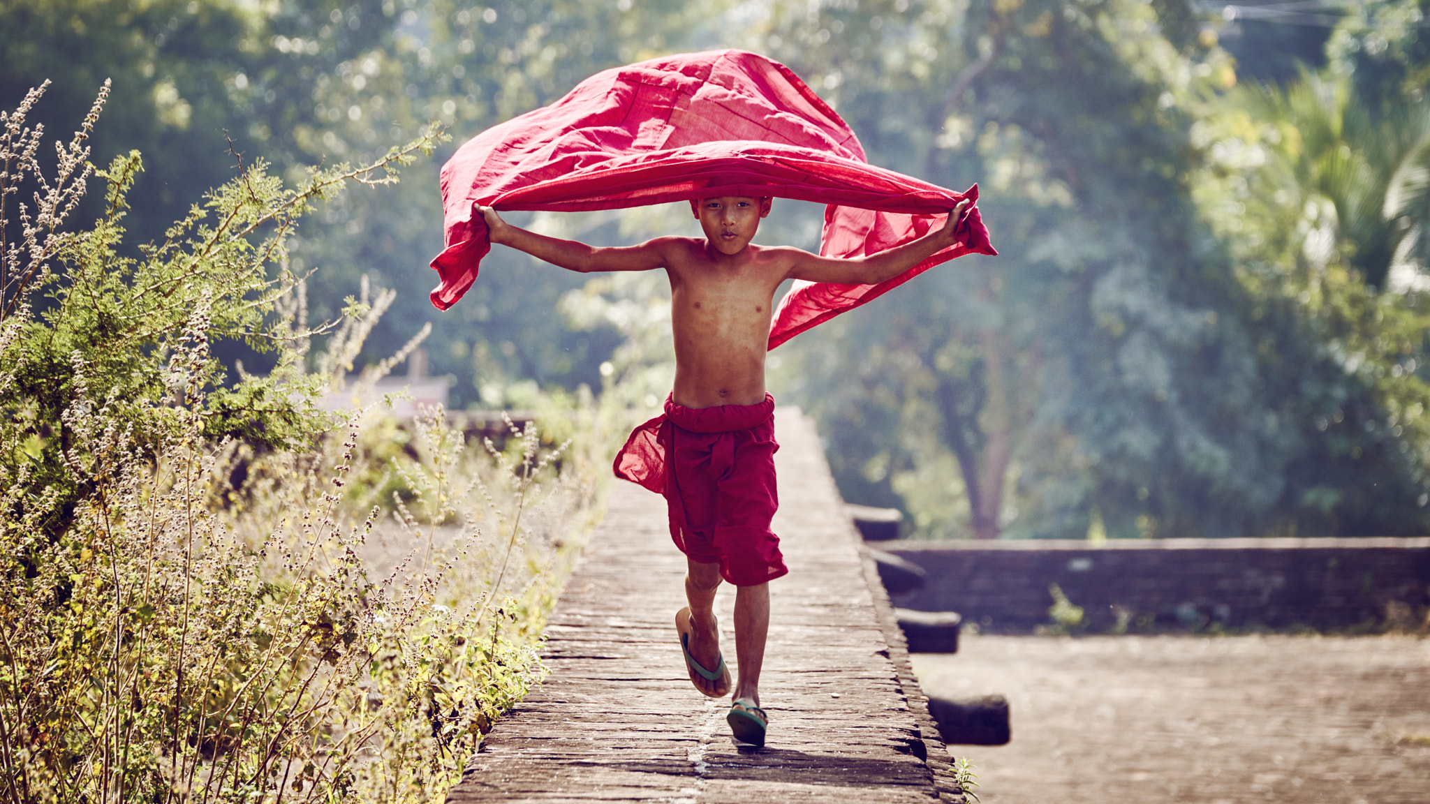 Sony 70-300mm F4.5-5.6 G SSM sample photo. Novice monk running happily photography
