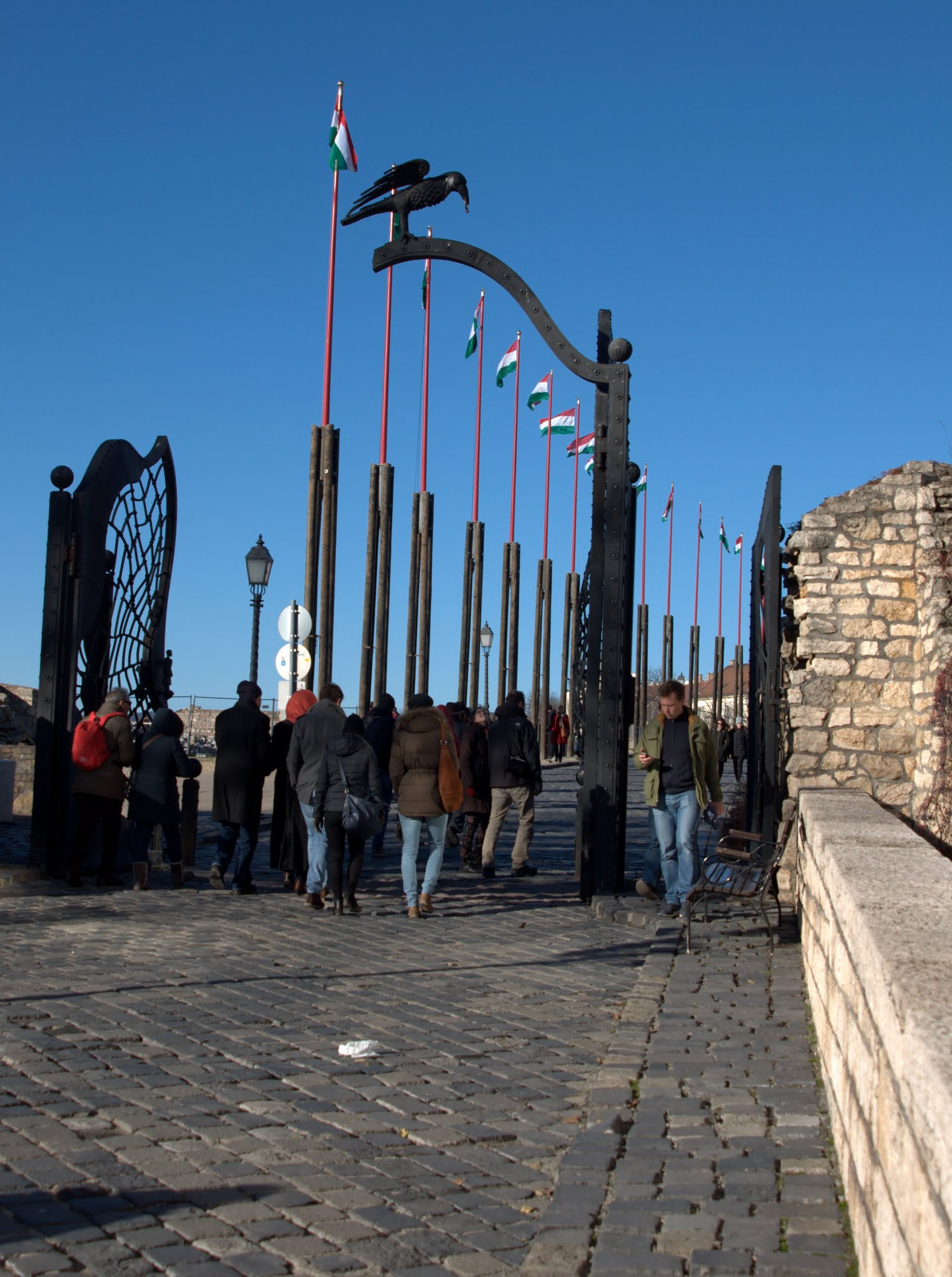 Sony Alpha DSLR-A700 + Minolta AF 28-105mm F3.5-4.5 [New] sample photo. Buda castle, street door photography