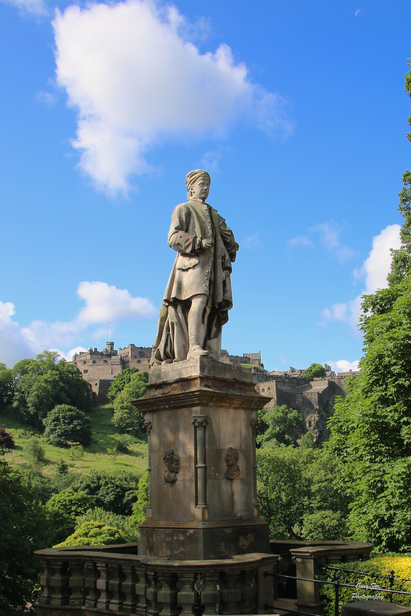 Tokina AT-X 12-28mm F4 Pro DX sample photo. Dude and edinburgh castle photography