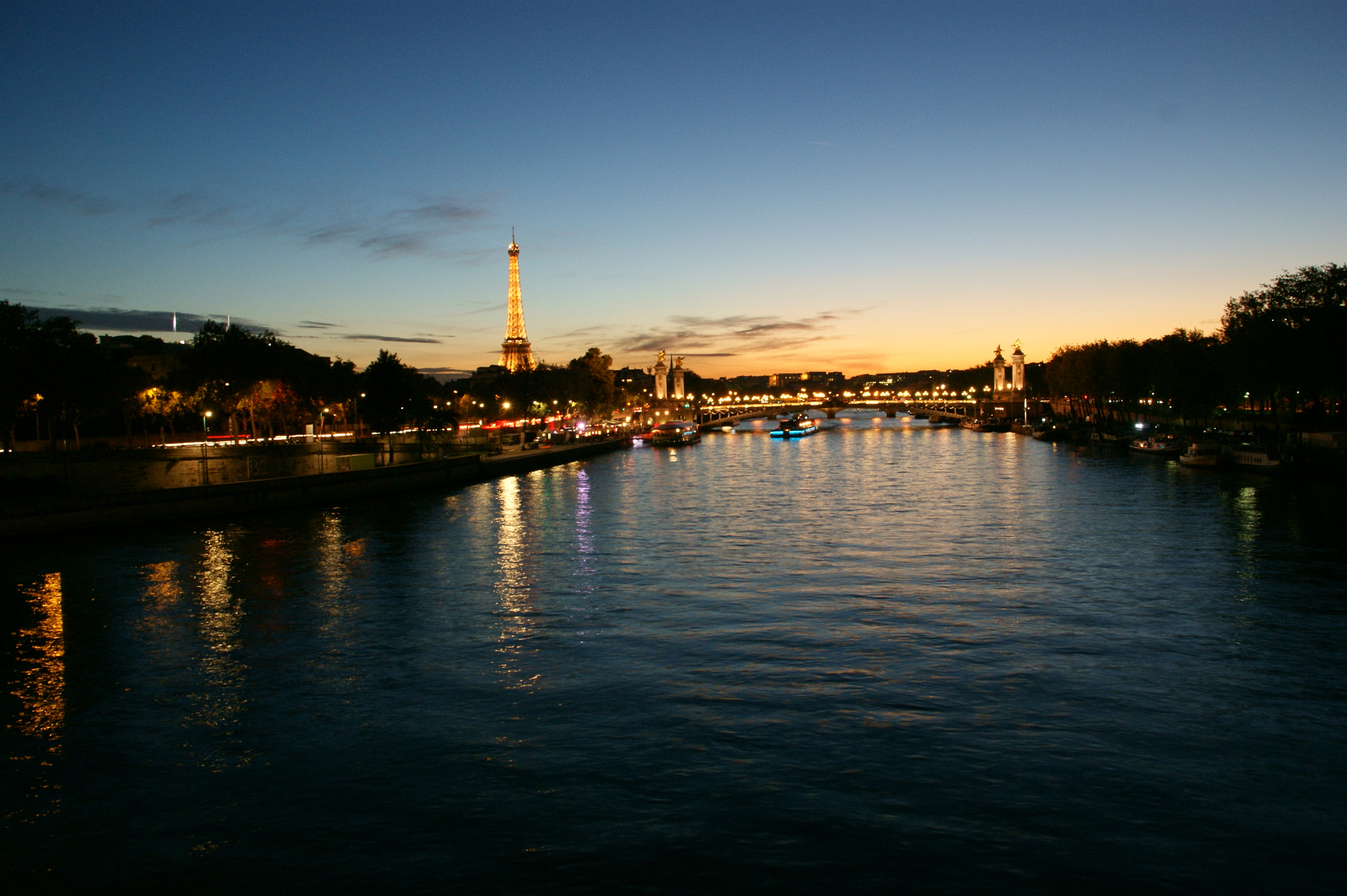 Sony Alpha DSLR-A350 + Sigma 18-200mm F3.5-6.3 DC sample photo. Sunset over the seine river photography