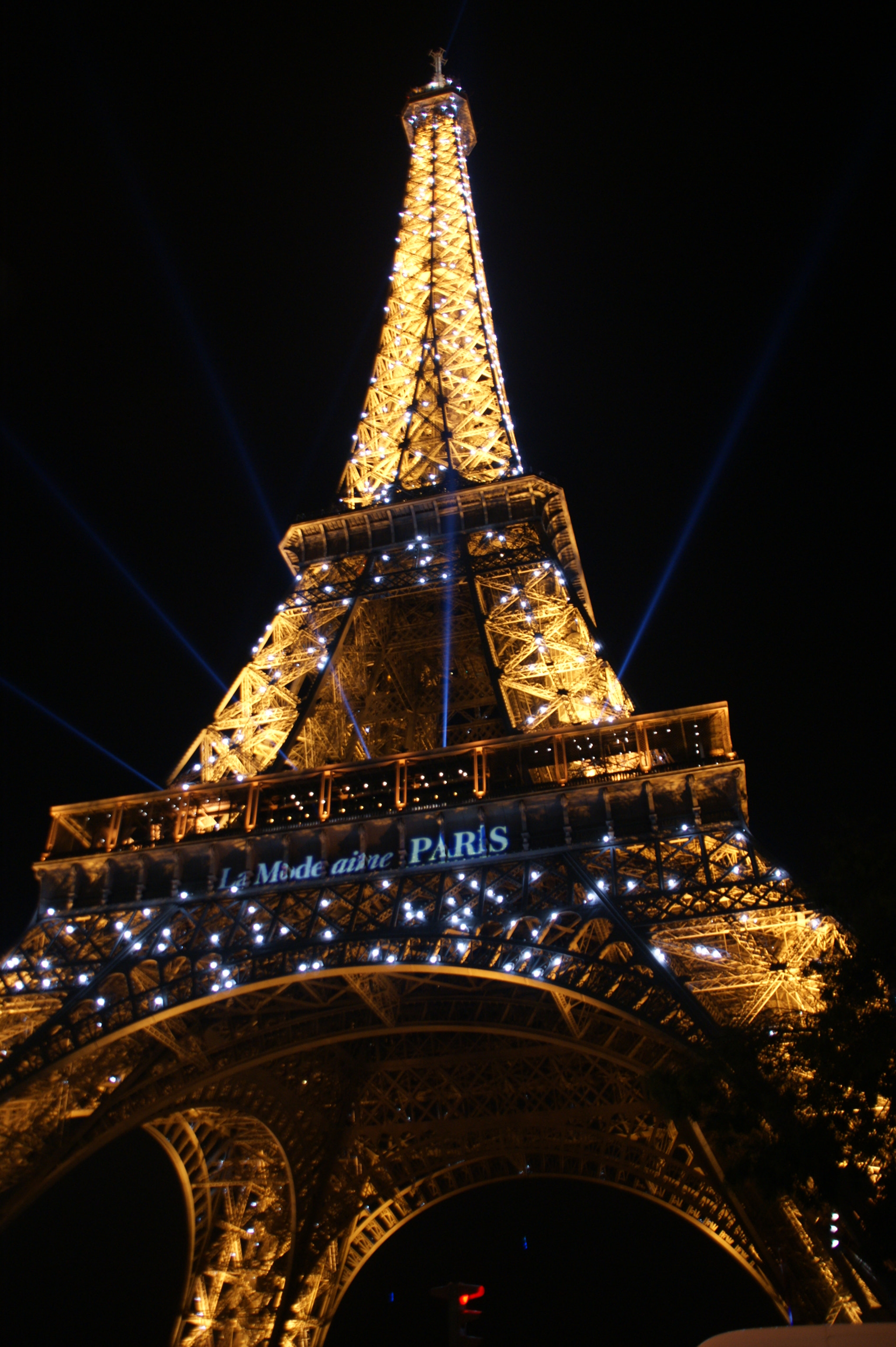 Sony Alpha DSLR-A350 + Sigma 18-200mm F3.5-6.3 DC sample photo. Eiffel tower photography