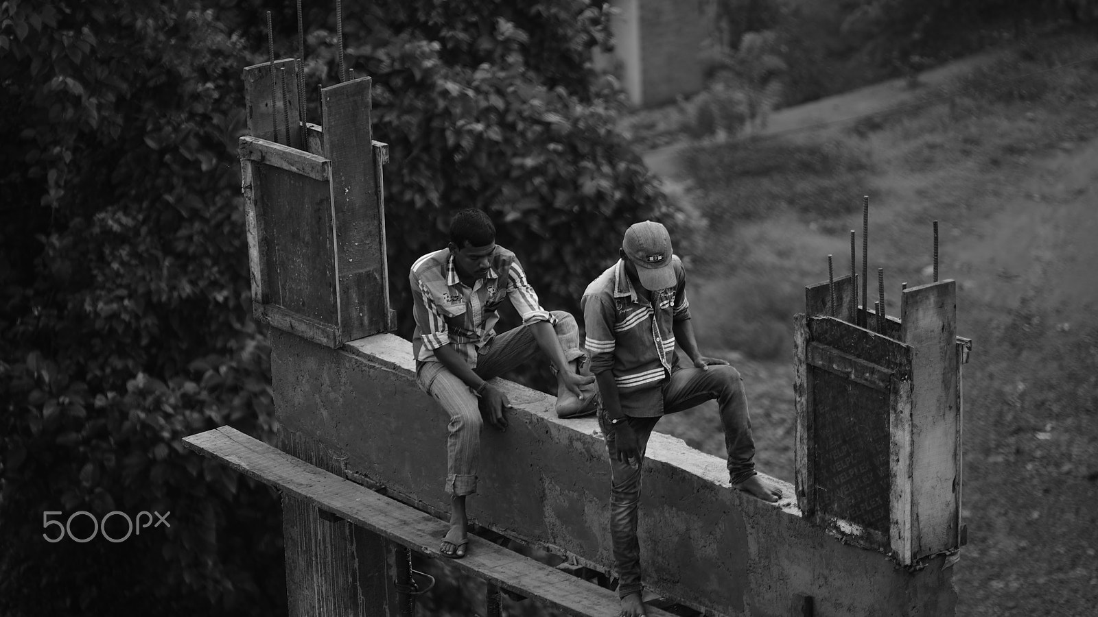 Sony a7S + Sony FE 70-200mm F4 G OSS sample photo. Migrant labourers photography