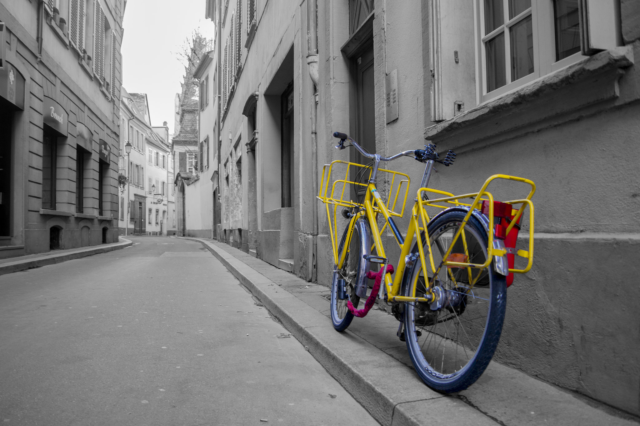 Sony Alpha DSLR-A450 + Sony DT 18-55mm F3.5-5.6 SAM sample photo. Bike in a city jail photography