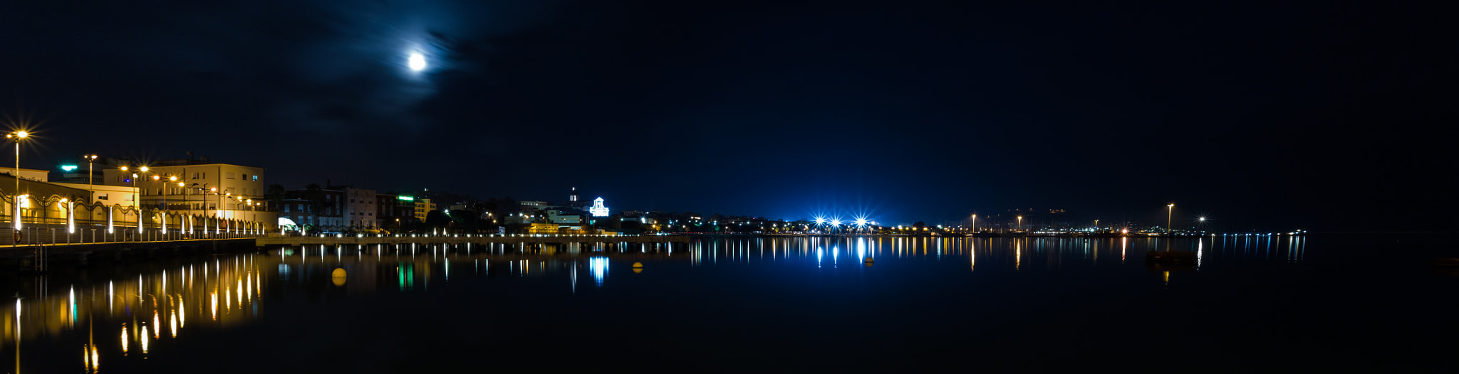 Olympus PEN E-PL1 + Sigma 19mm F2.8 DN Art sample photo. Christmas night in cagliari photography