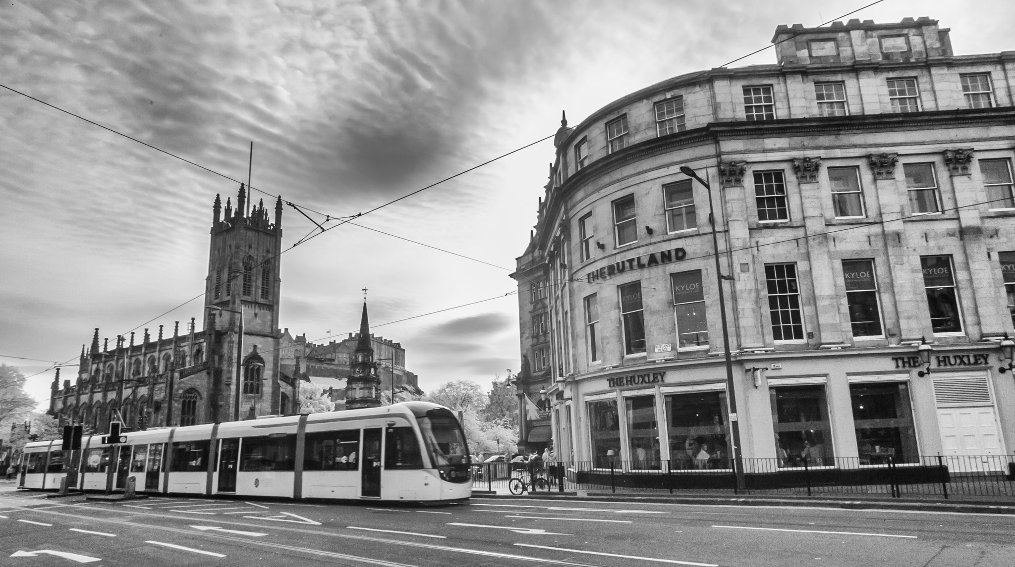 Canon EOS-1D Mark II sample photo. Edinburgh tram photography
