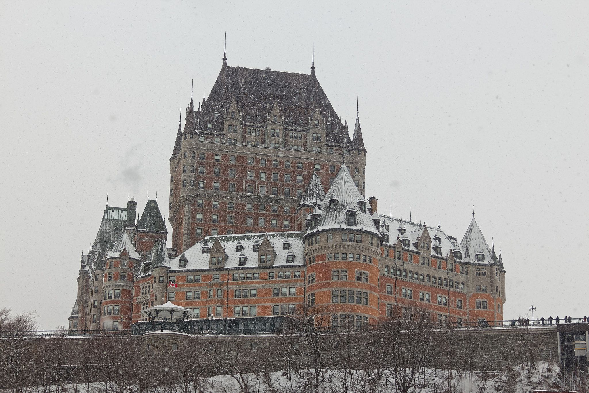 Canon EOS 650D (EOS Rebel T4i / EOS Kiss X6i) sample photo. Château frontenac sous la neige 20151231 photography