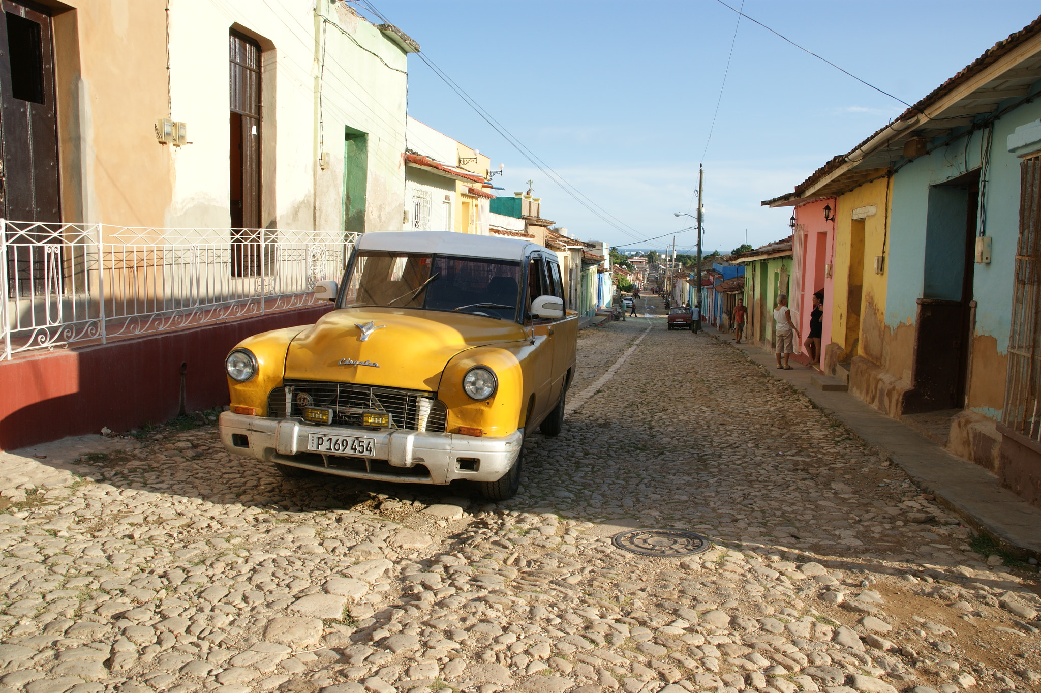 Sony Alpha DSLR-A350 + Sigma 18-200mm F3.5-6.3 DC sample photo. Cuban taxi photography