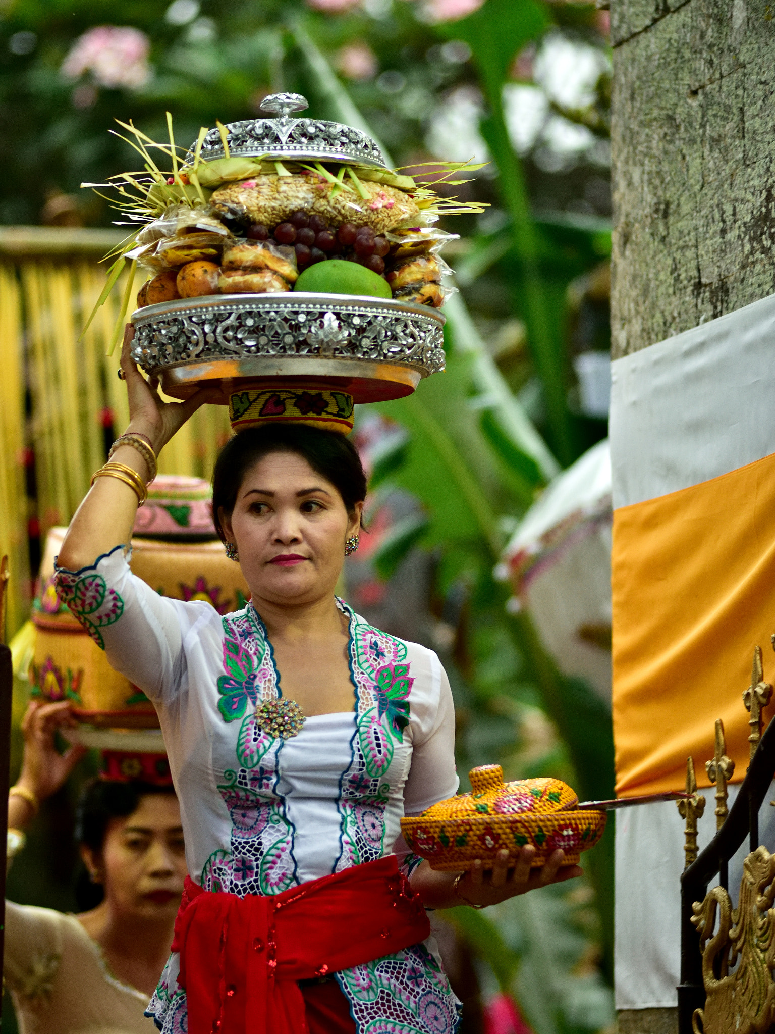 Nikon D750 + Nikon AF Nikkor 180mm F2.8D ED-IF sample photo. Family coming to temple for offering photography
