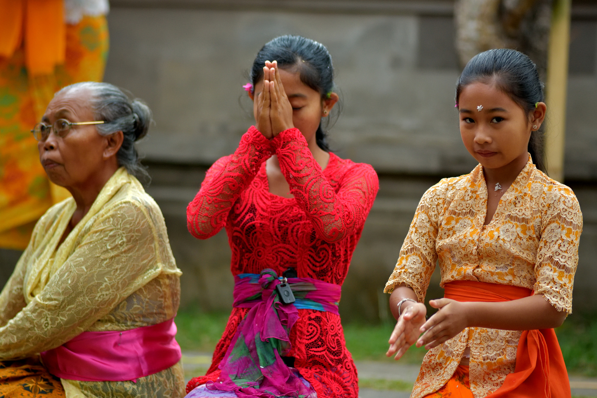 Nikon D750 + Nikon AF Nikkor 180mm F2.8D ED-IF sample photo. Balinese gals praying photography