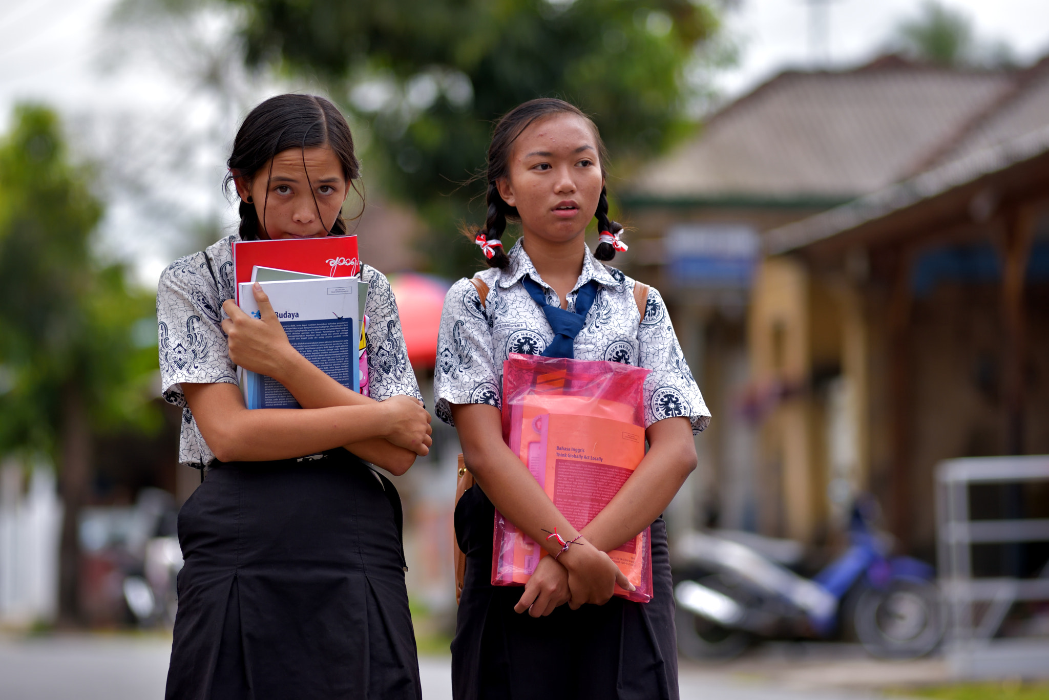 Nikon D750 + Nikon AF Nikkor 180mm F2.8D ED-IF sample photo. Walking home from school photography