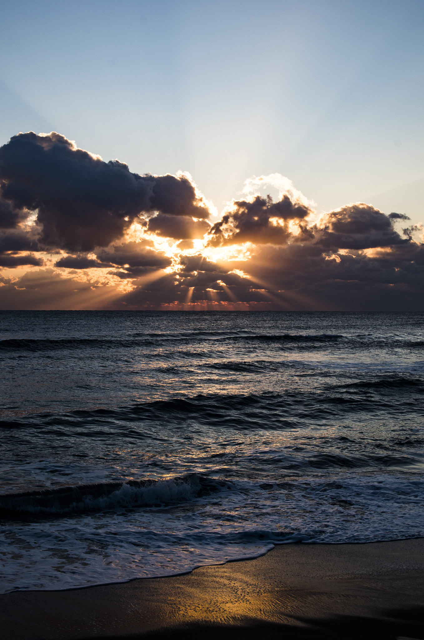 Pentax K-5 IIs + smc PENTAX-F 35-70mm F3.5-4.5 sample photo. New year's sunrise photography