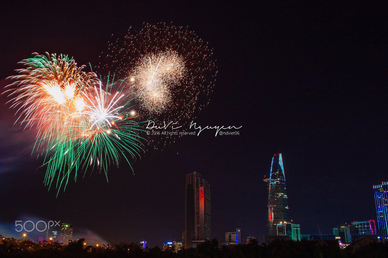 Canon EOS 500D (EOS Rebel T1i / EOS Kiss X3) + Canon EF-S 18-55mm F3.5-5.6 IS STM sample photo. Ho chi minh city fireworks for new year 2016 photography