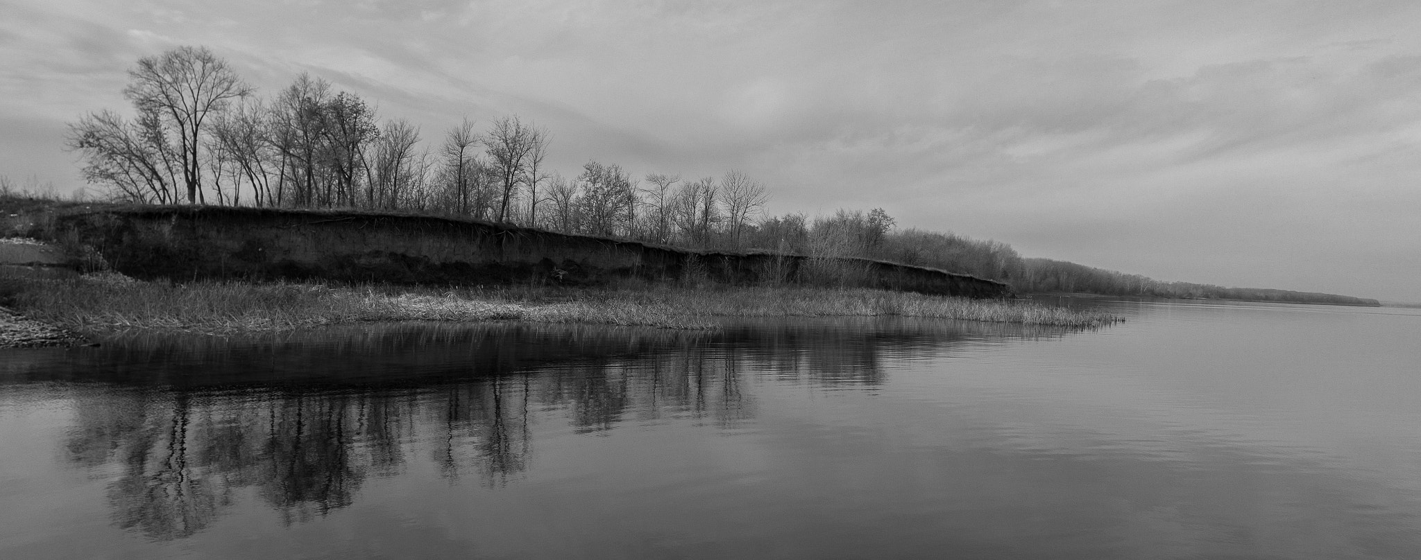 Samsung NX1000 + Samsung NX 16mm F2.4 Pancake sample photo. On the river photography