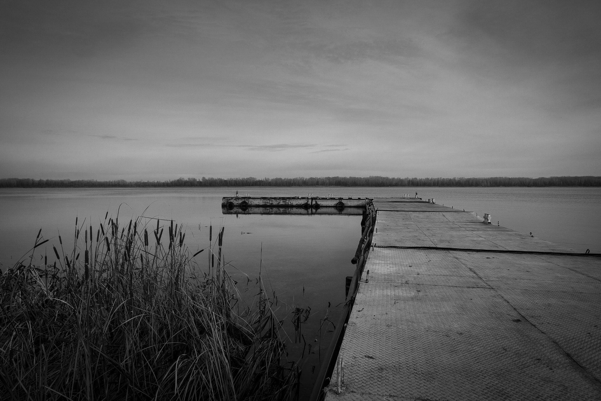Samsung NX1000 + Samsung NX 16mm F2.4 Pancake sample photo. On the river photography