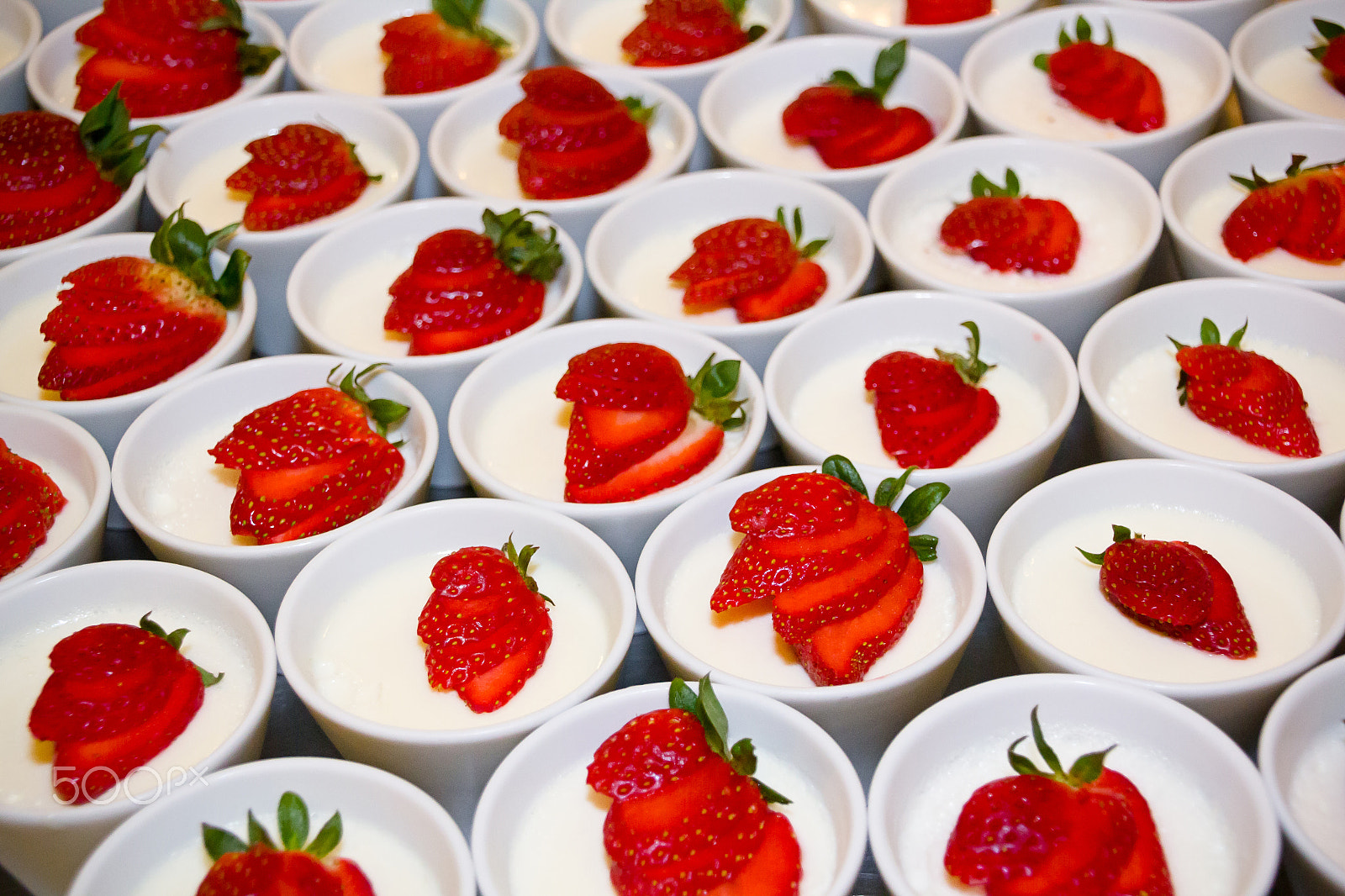 Canon EOS 550D (EOS Rebel T2i / EOS Kiss X4) sample photo. Strawberry dessert photography