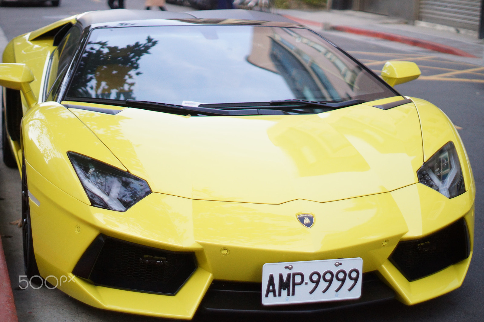 Sony SLT-A77 sample photo. Yellow lamborghini aventador parked photography