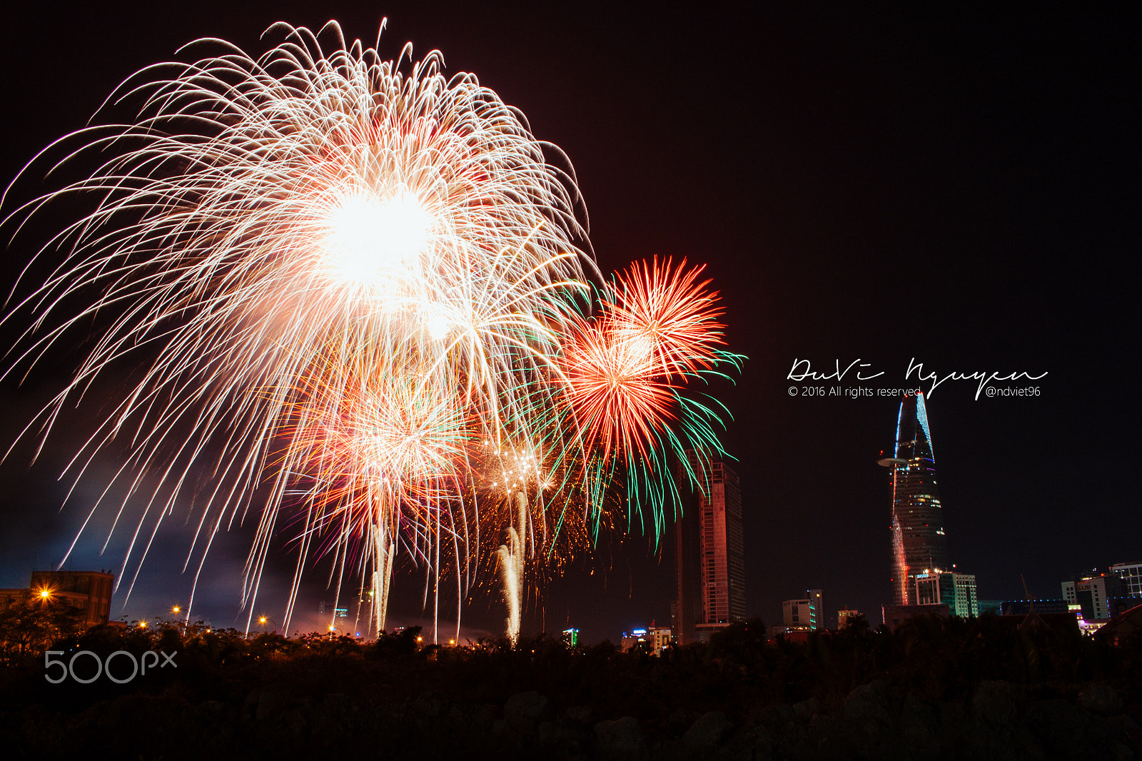 Canon EOS 500D (EOS Rebel T1i / EOS Kiss X3) + Canon EF-S 18-55mm F3.5-5.6 IS STM sample photo. Ho chi minh city fireworks new year 2016 photography
