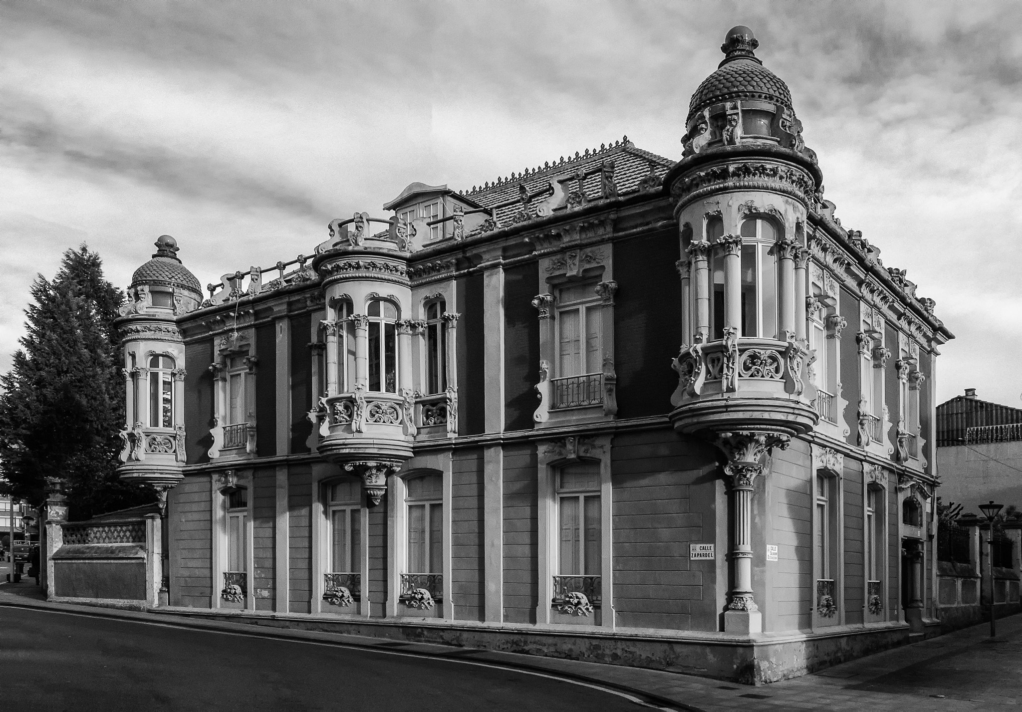 Panasonic Lumix DMC-G6 + OLYMPUS M.9-18mm F4.0-5.6 sample photo. Luanco, black & white photography