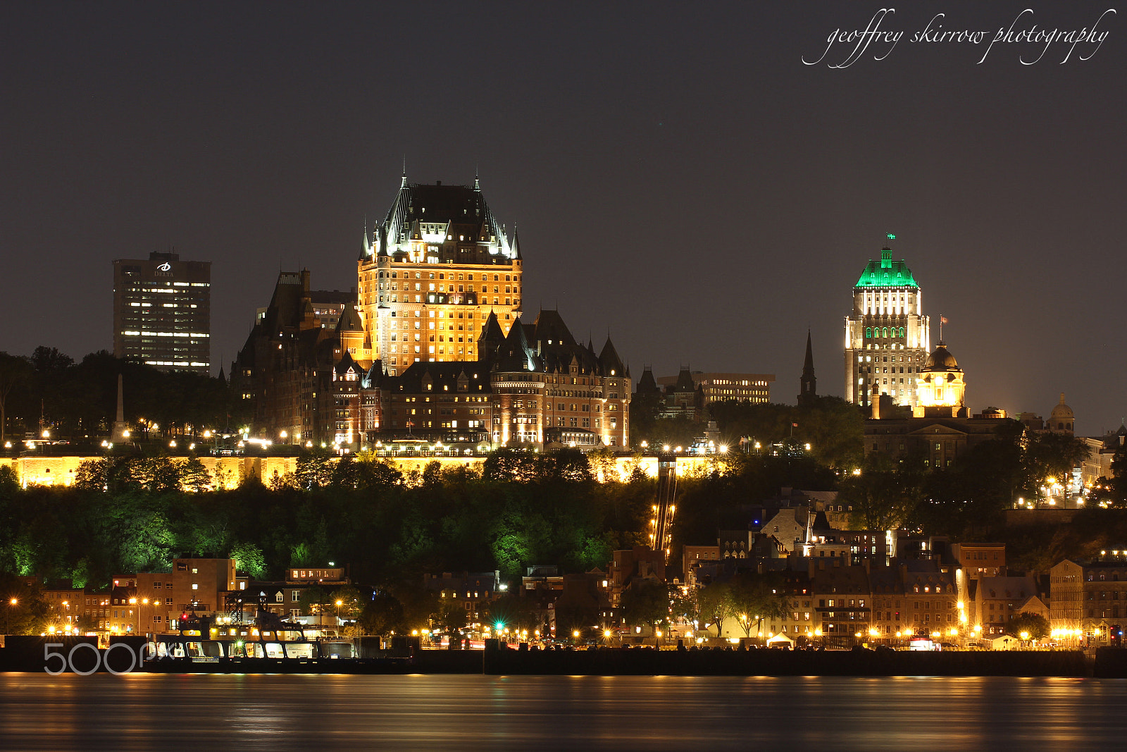 Canon EOS 650D (EOS Rebel T4i / EOS Kiss X6i) + Canon EF 100mm F2.8L Macro IS USM sample photo. Quebec city at night photography