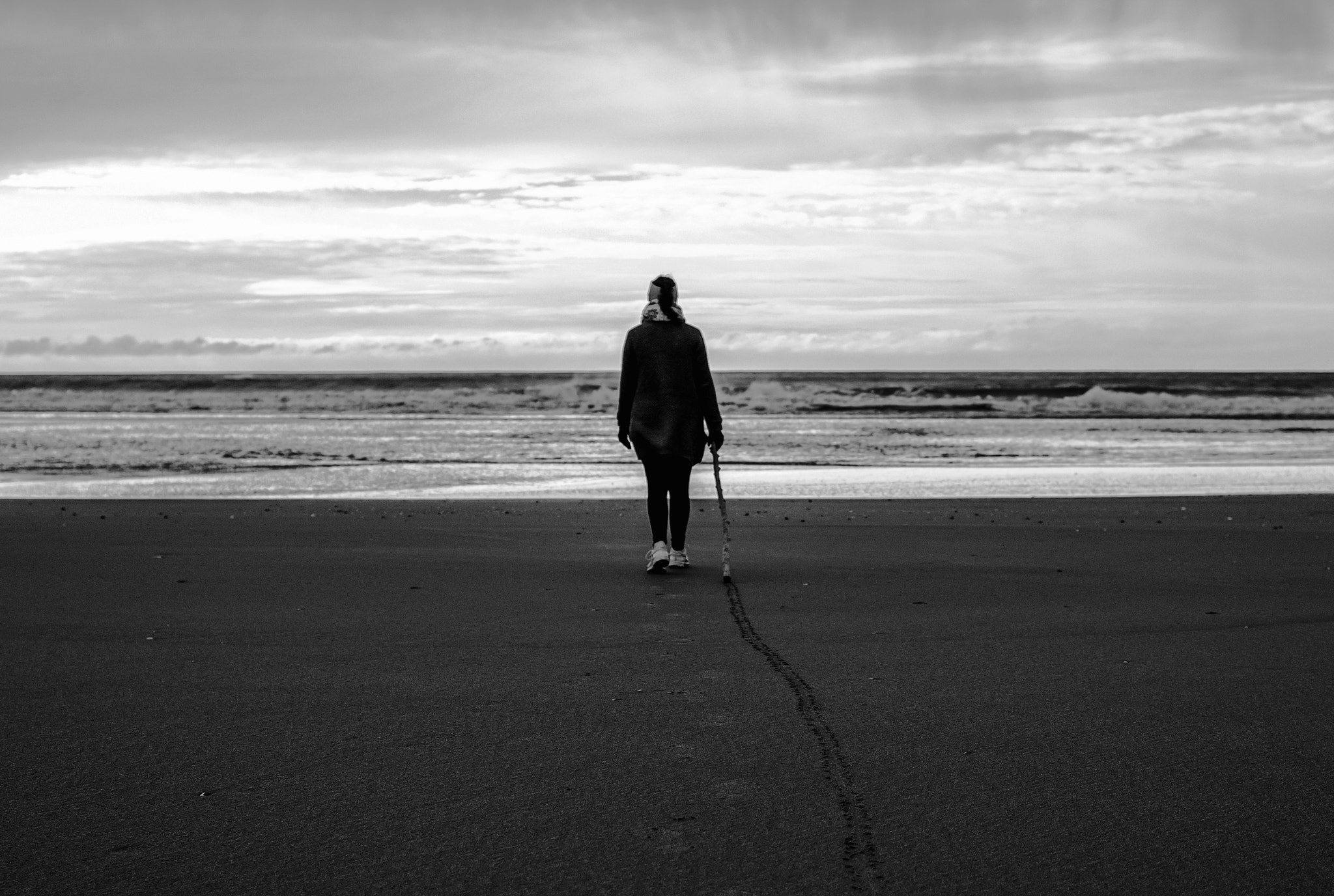 Pentax K-r + Pentax smc DA 35mm F2.4 AL sample photo. Walk on the beach photography