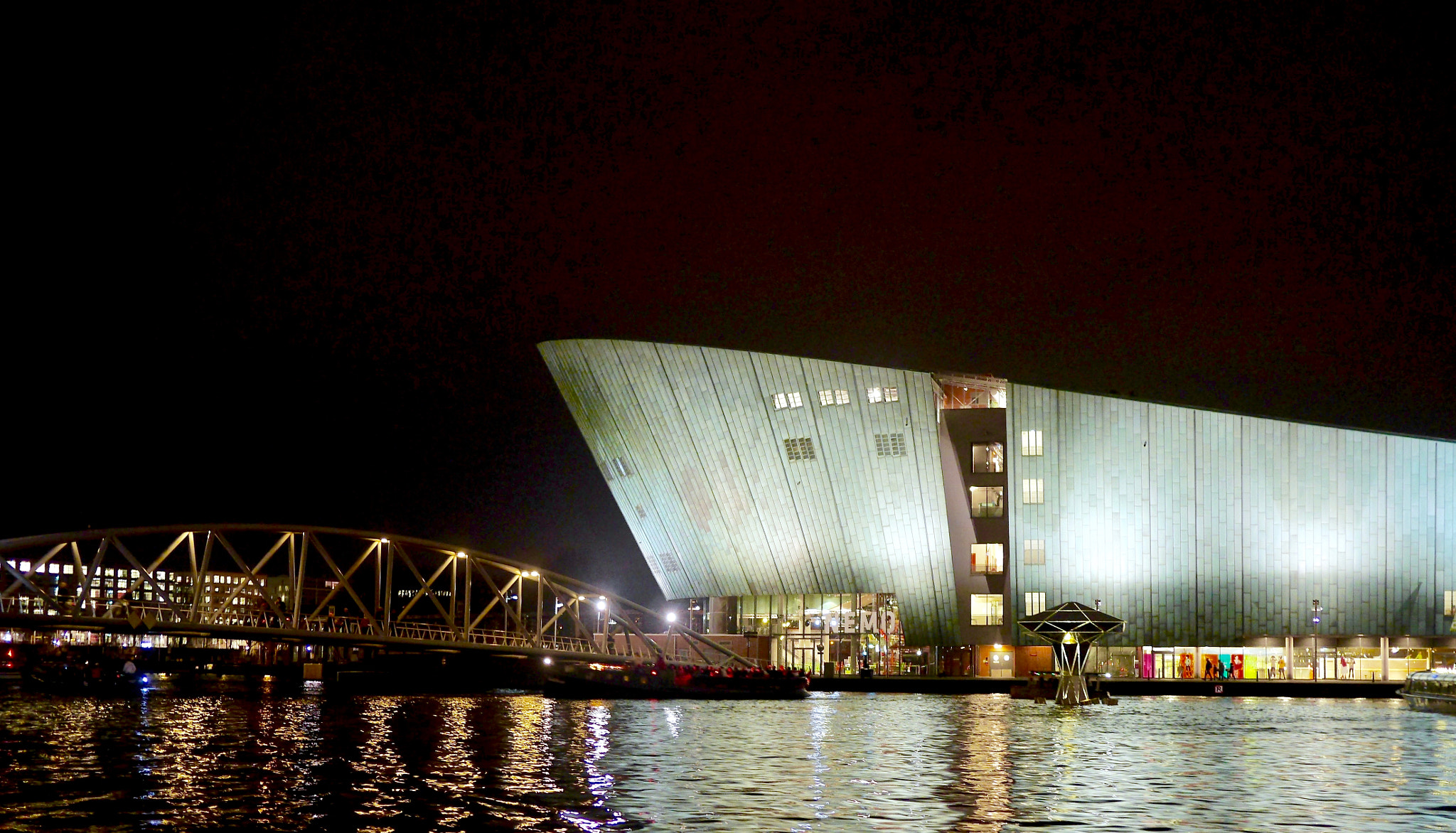 LUMIX G 20/F1.7 II sample photo. Nemo museum photography