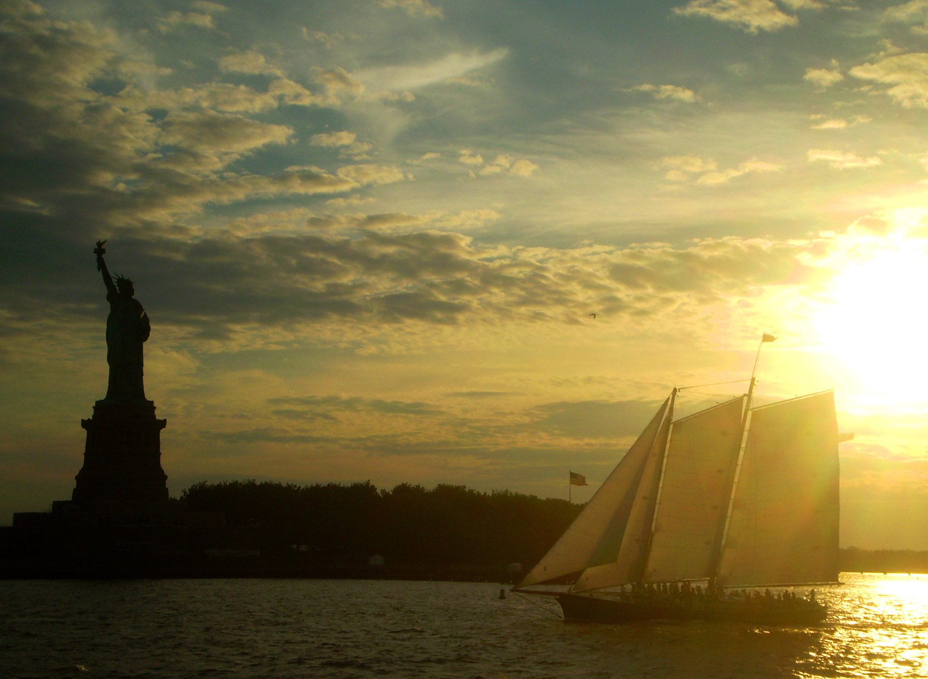 Olympus FE220,X785 sample photo. Liberty statue boat photography