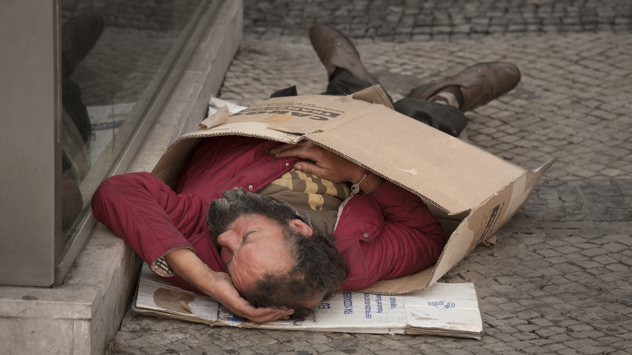 Canon EOS-1Ds Mark III sample photo. Homeless person sleeping in cardboard box photography
