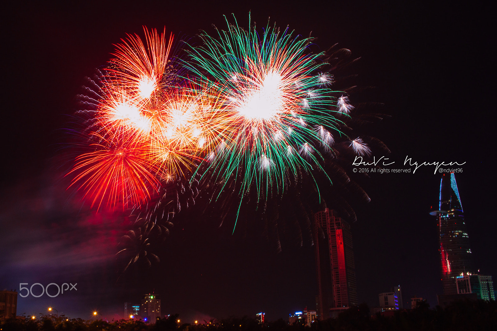 Canon EOS 500D (EOS Rebel T1i / EOS Kiss X3) + Canon EF-S 18-55mm F3.5-5.6 IS STM sample photo. Fireworks new year 2016 ho chi minh city, vietnam photography