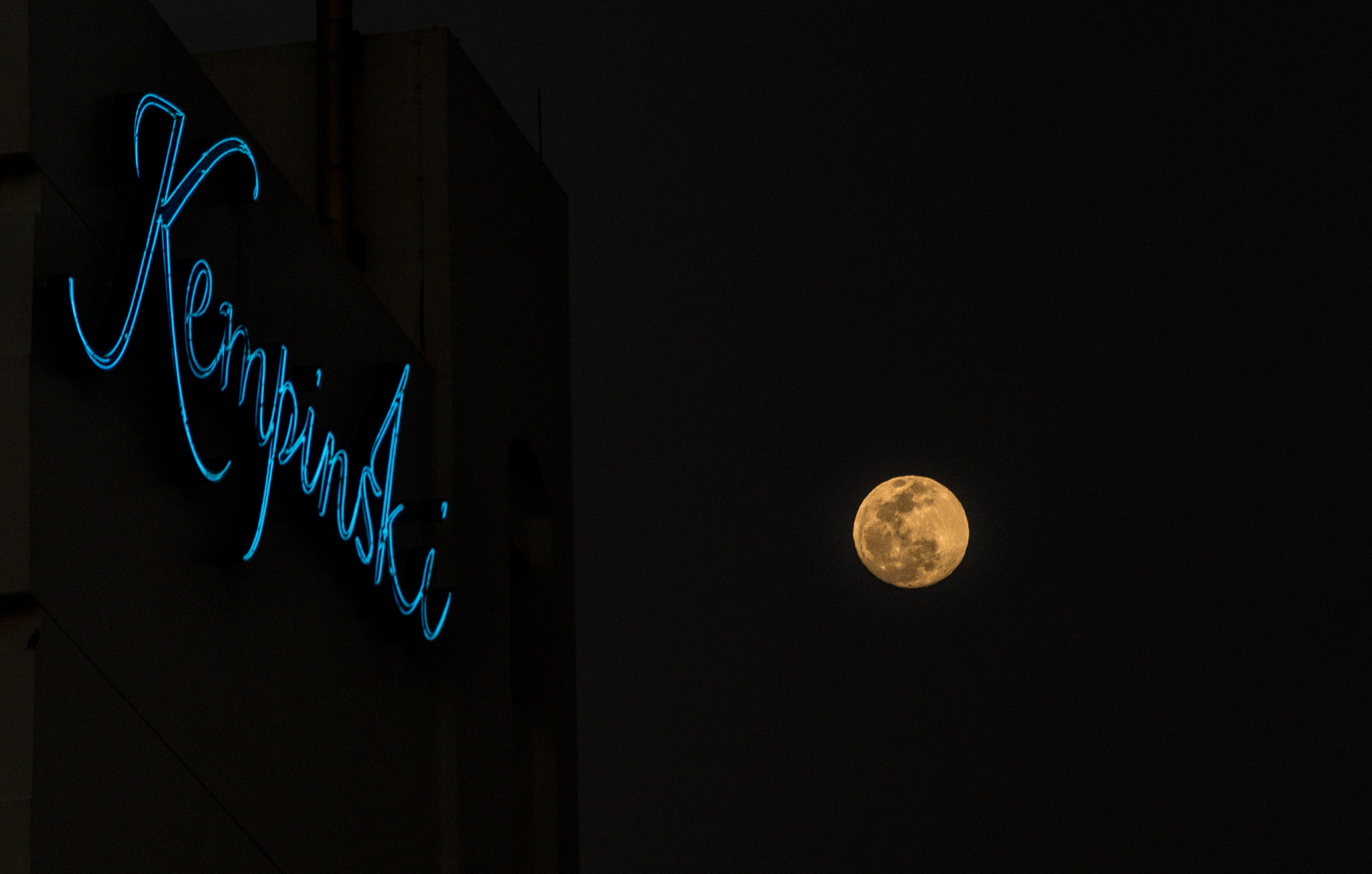 Sony 70-300mm F4.5-5.6 G SSM sample photo. Moon of kempinski photography