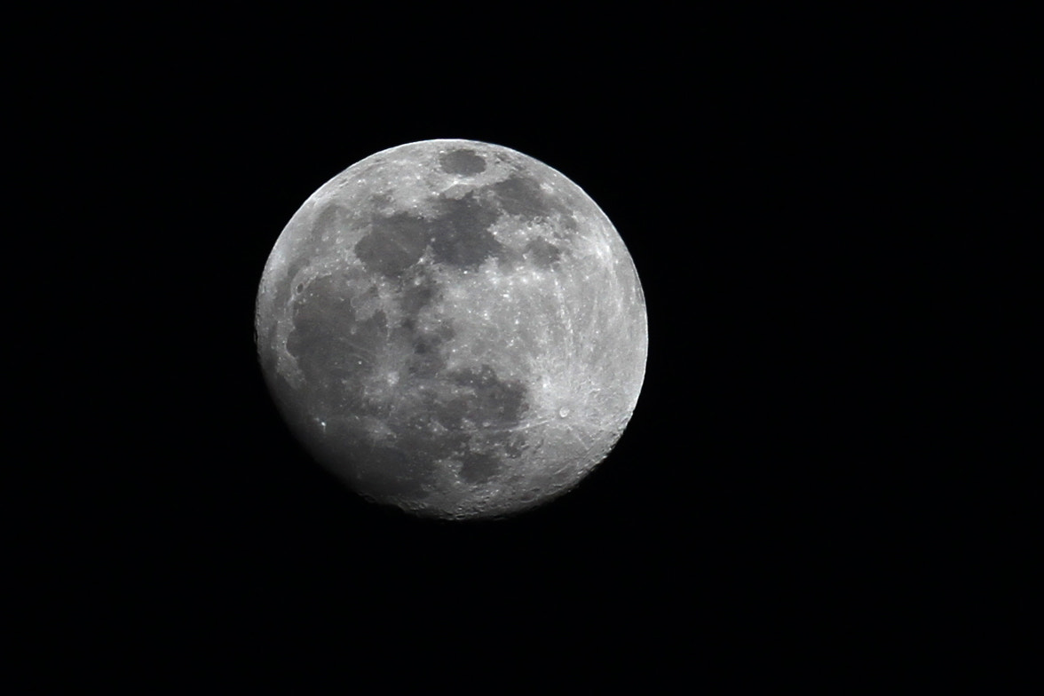 Canon EOS 7D + Canon EF 200mm F2.8L II USM sample photo. Moon photography