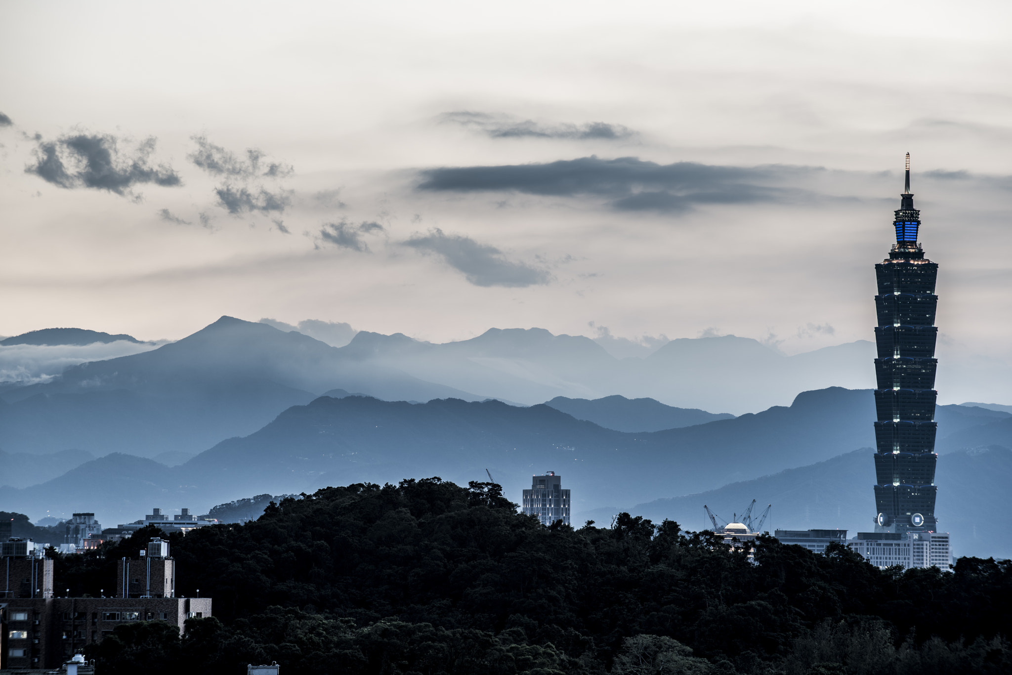 AF-S Zoom-Nikkor 80-200mm f/2.8D IF-ED sample photo. Chinese painting of taipei 101 photography