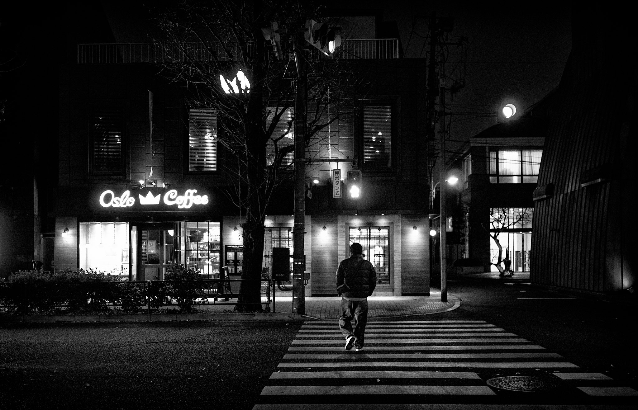 Olympus OM-D E-M1 + LUMIX G 20/F1.7 II sample photo. Night street photography