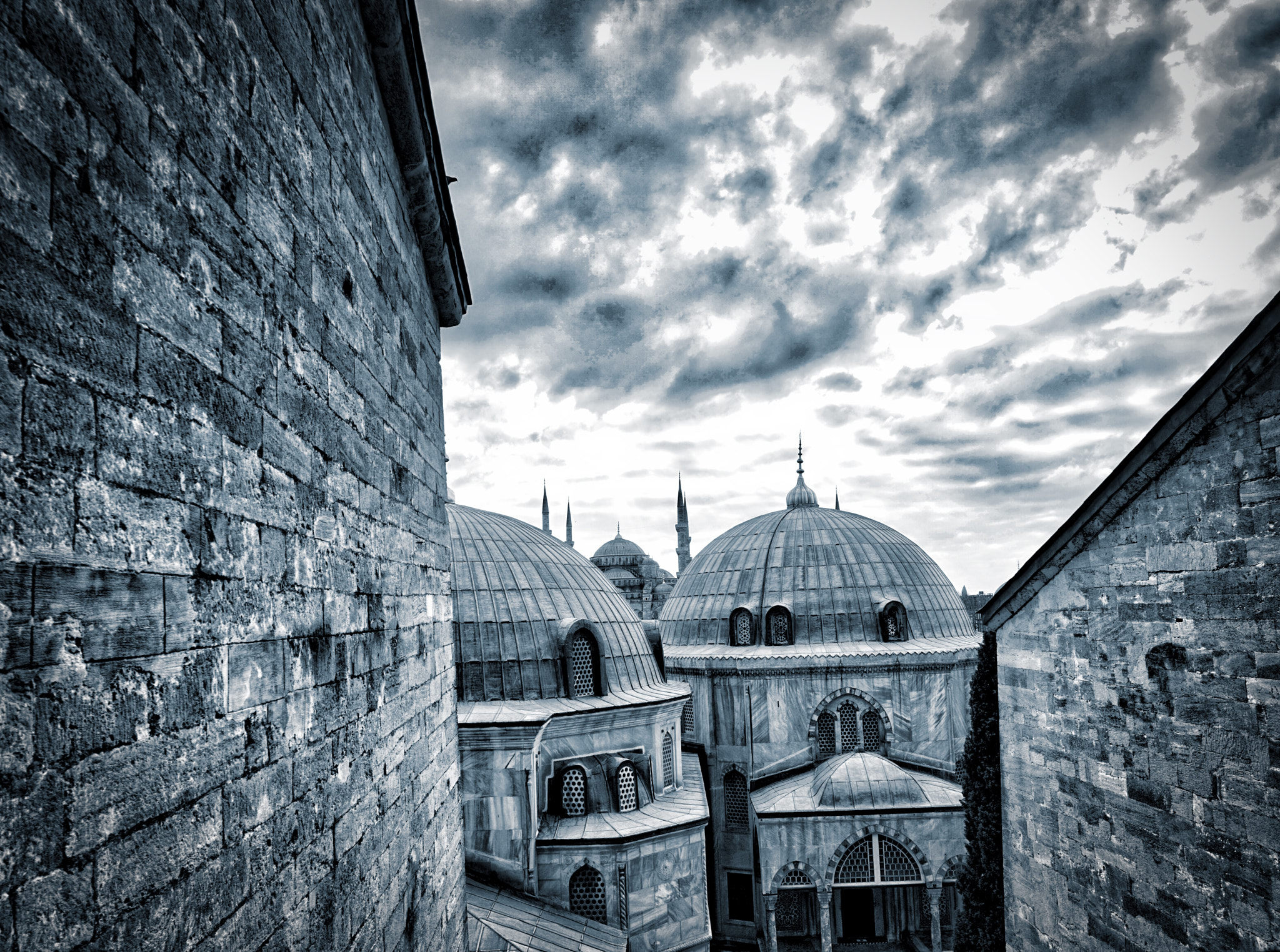 Sony a7R + Sony Vario Tessar T* FE 24-70mm F4 ZA OSS sample photo. Window of history .. photography