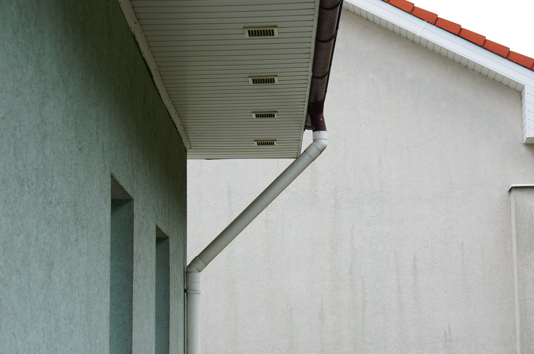 Sony Alpha NEX-6 + Sony E 50mm F1.8 OSS sample photo. Roof and pipe photography