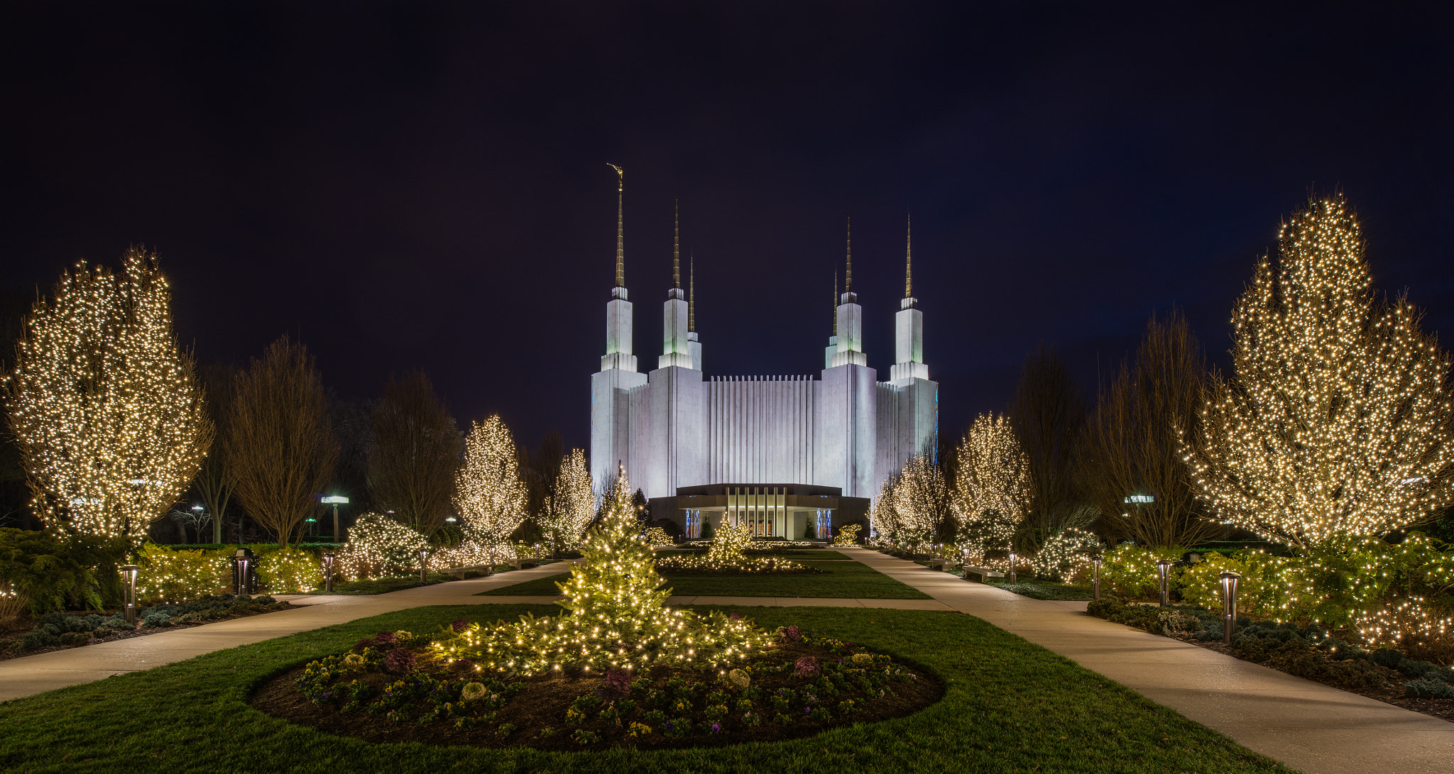 Nikon PC-E Nikkor 24mm F3.5D ED Tilt-Shift sample photo. Festival of lights at the washington dc mormon temple photography