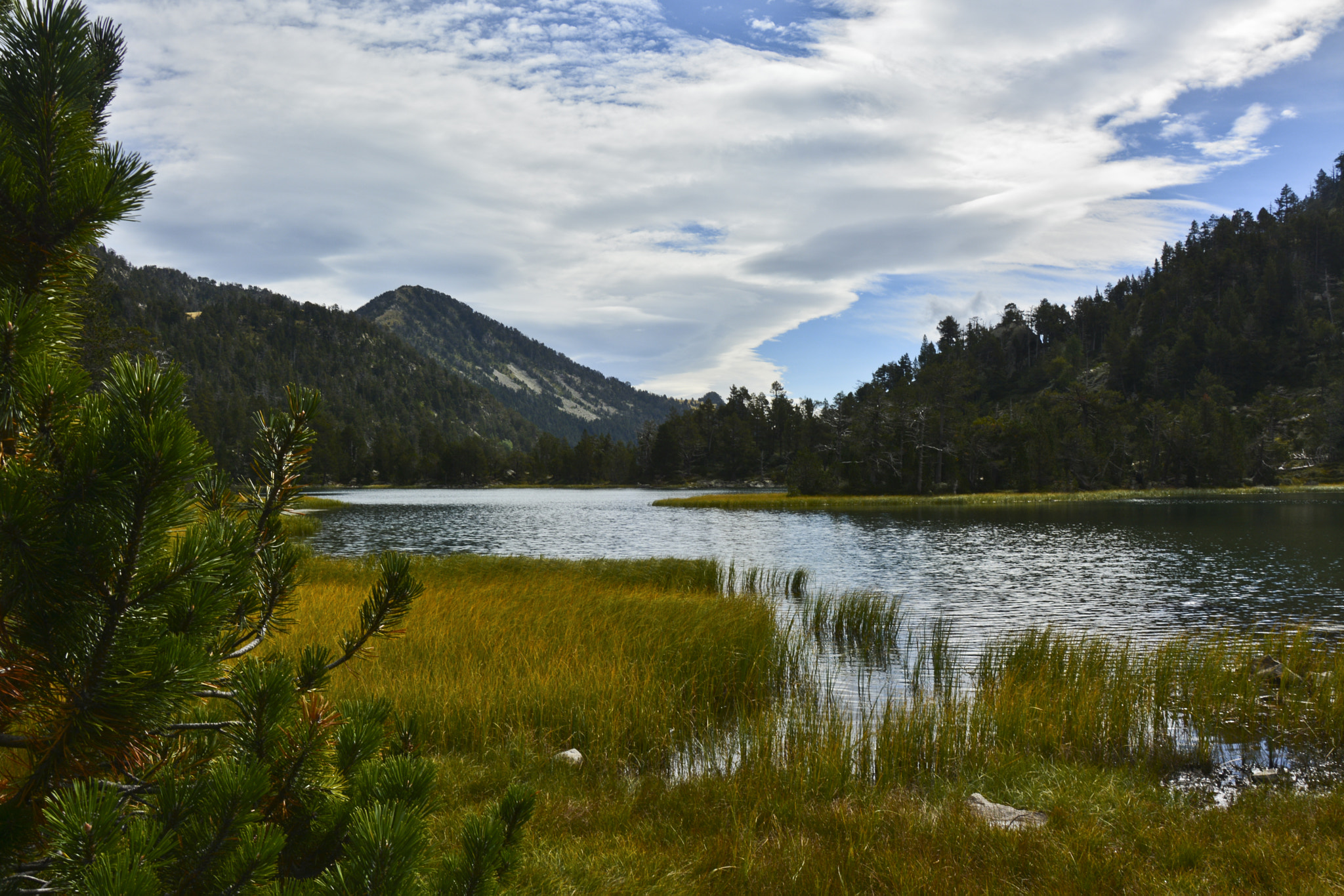 Nikon D5200 + Nikon AF Nikkor 180mm F2.8D ED-IF sample photo. Lakeview in the mountains photography