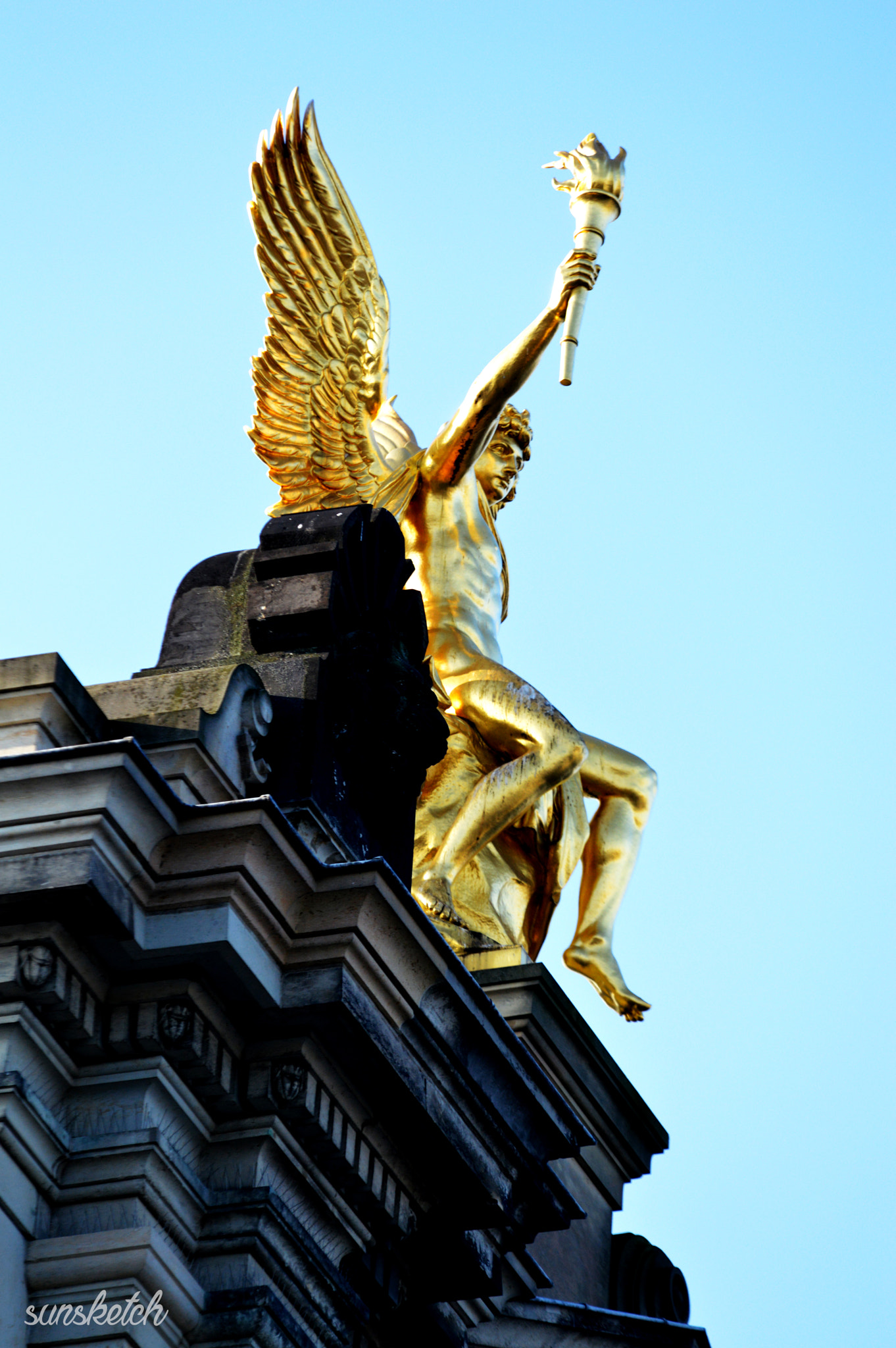 Sigma 70-200mm F2.8 EX DG OS HSM sample photo. Golden statue photography