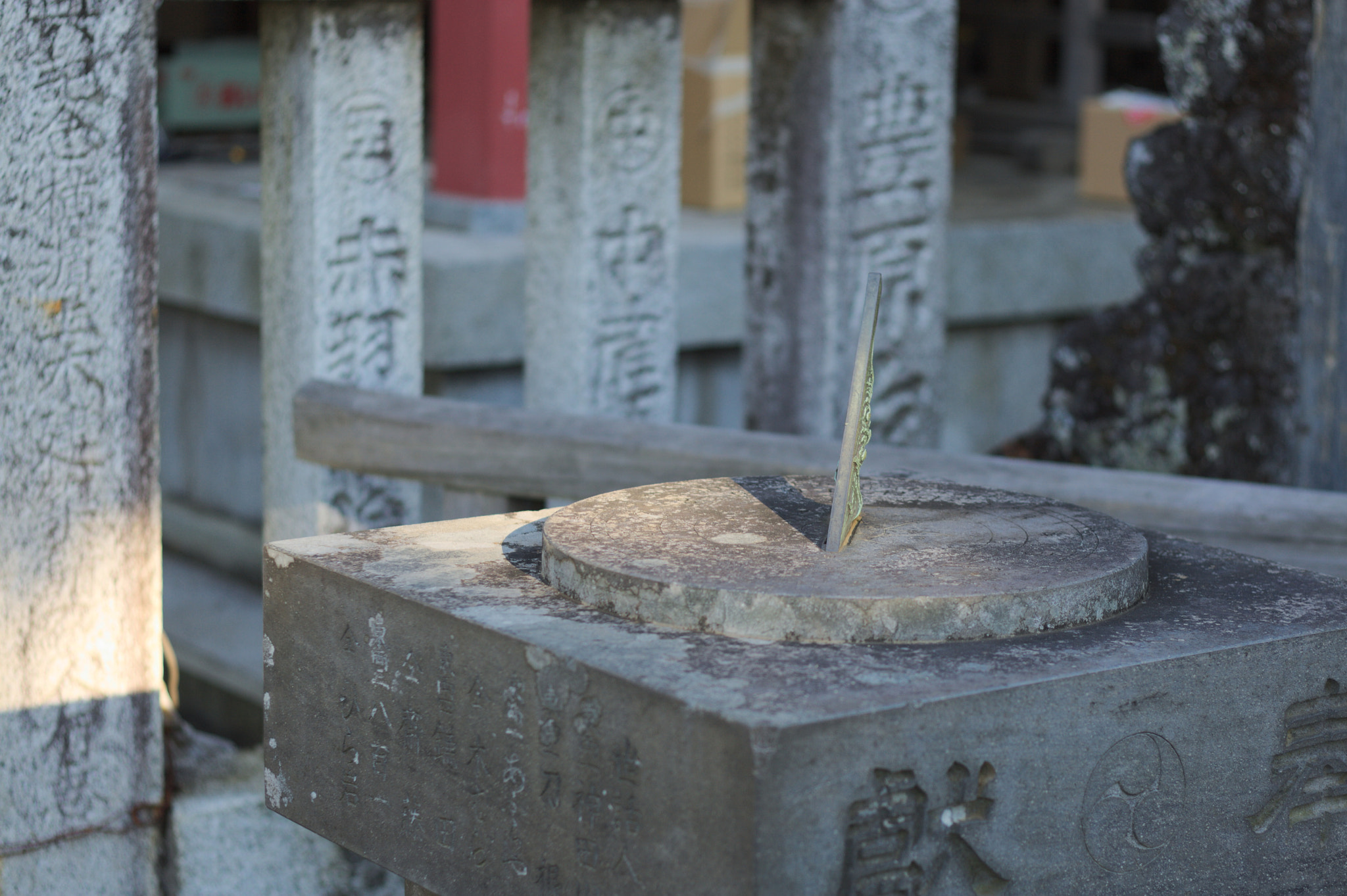 Canon EOS 400D (EOS Digital Rebel XTi / EOS Kiss Digital X) + Canon EF 50mm F1.8 II sample photo. Sundial in japan shrine photography