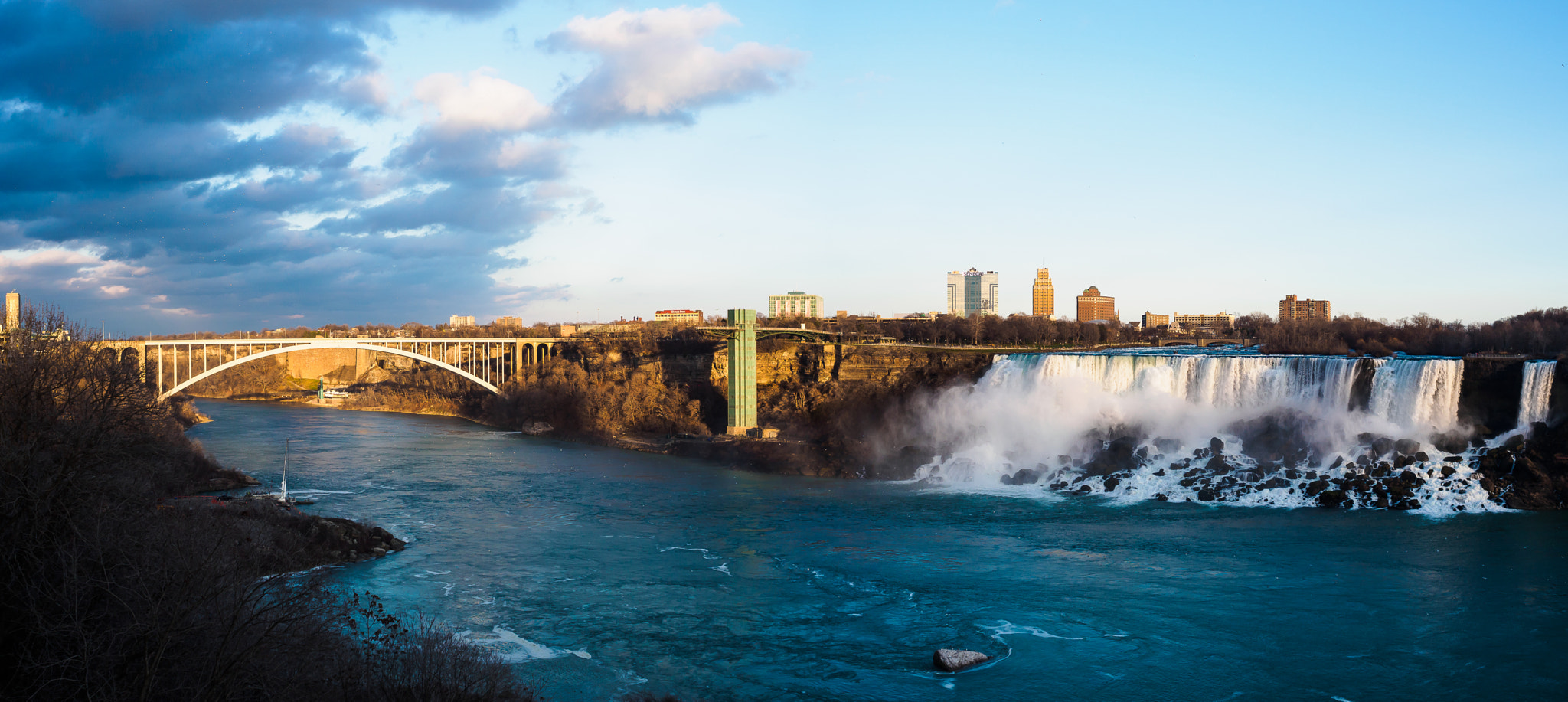 Olympus OM-D E-M5 II + Olympus M.Zuiko Digital 17mm F2.8 Pancake sample photo. Niagara falls photography