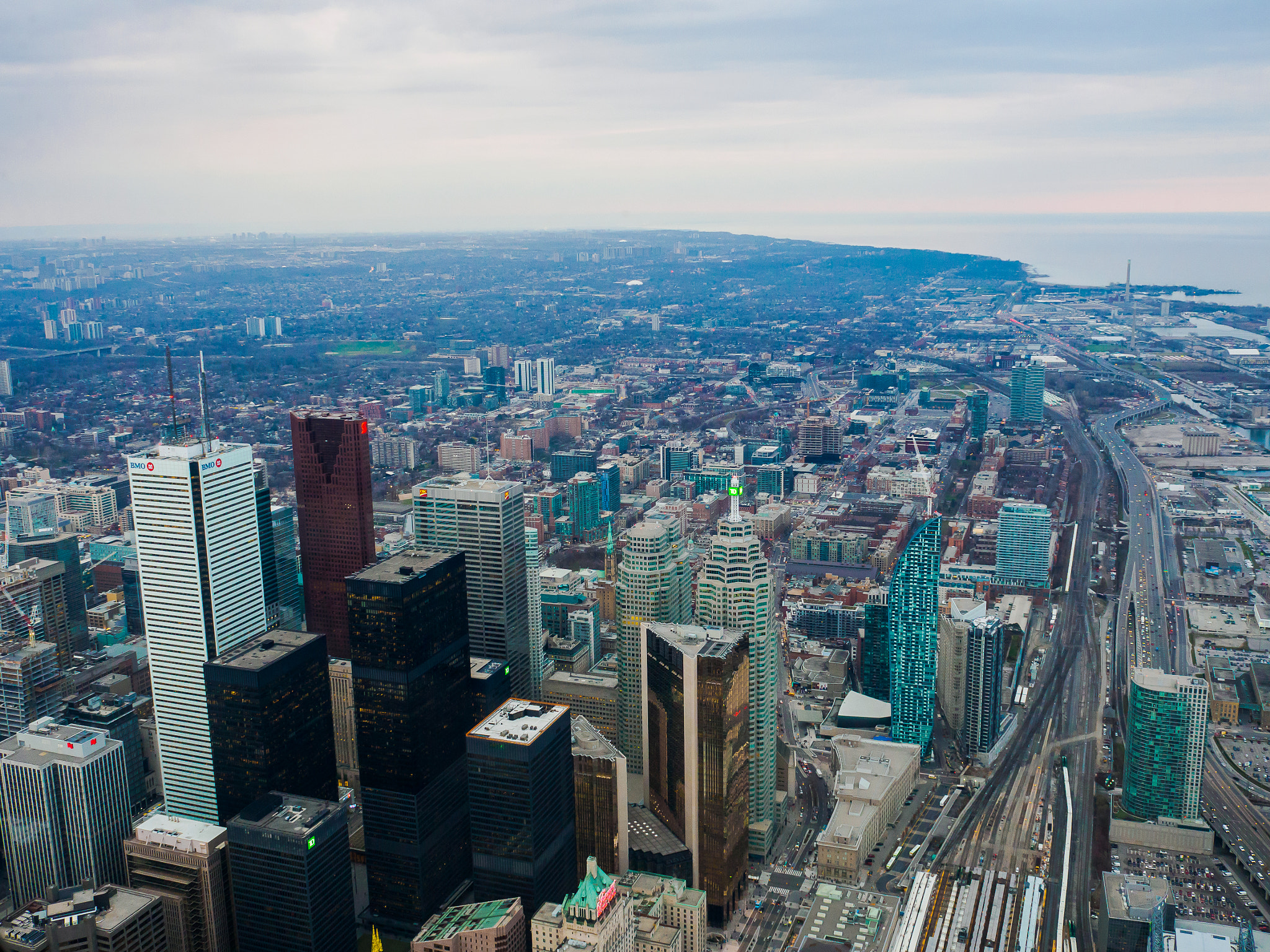 Olympus OM-D E-M5 II + Olympus M.Zuiko Digital 17mm F2.8 Pancake sample photo. View on top of cn tower photography