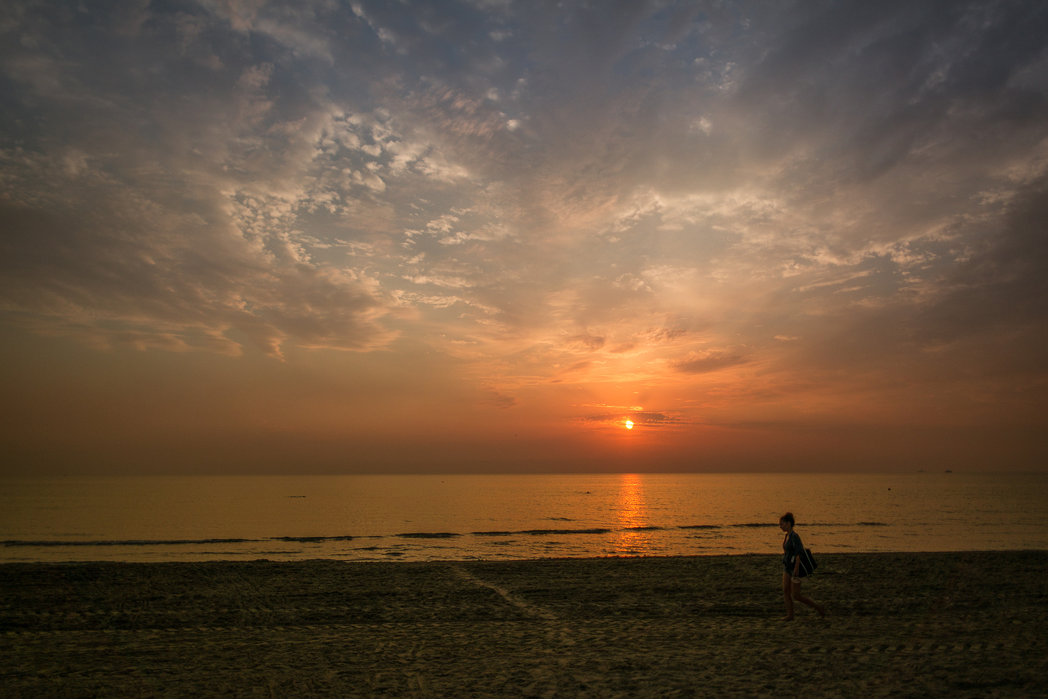 Samsung NX1000 + Samsung NX 16mm F2.4 Pancake sample photo. Lovely sunset photography