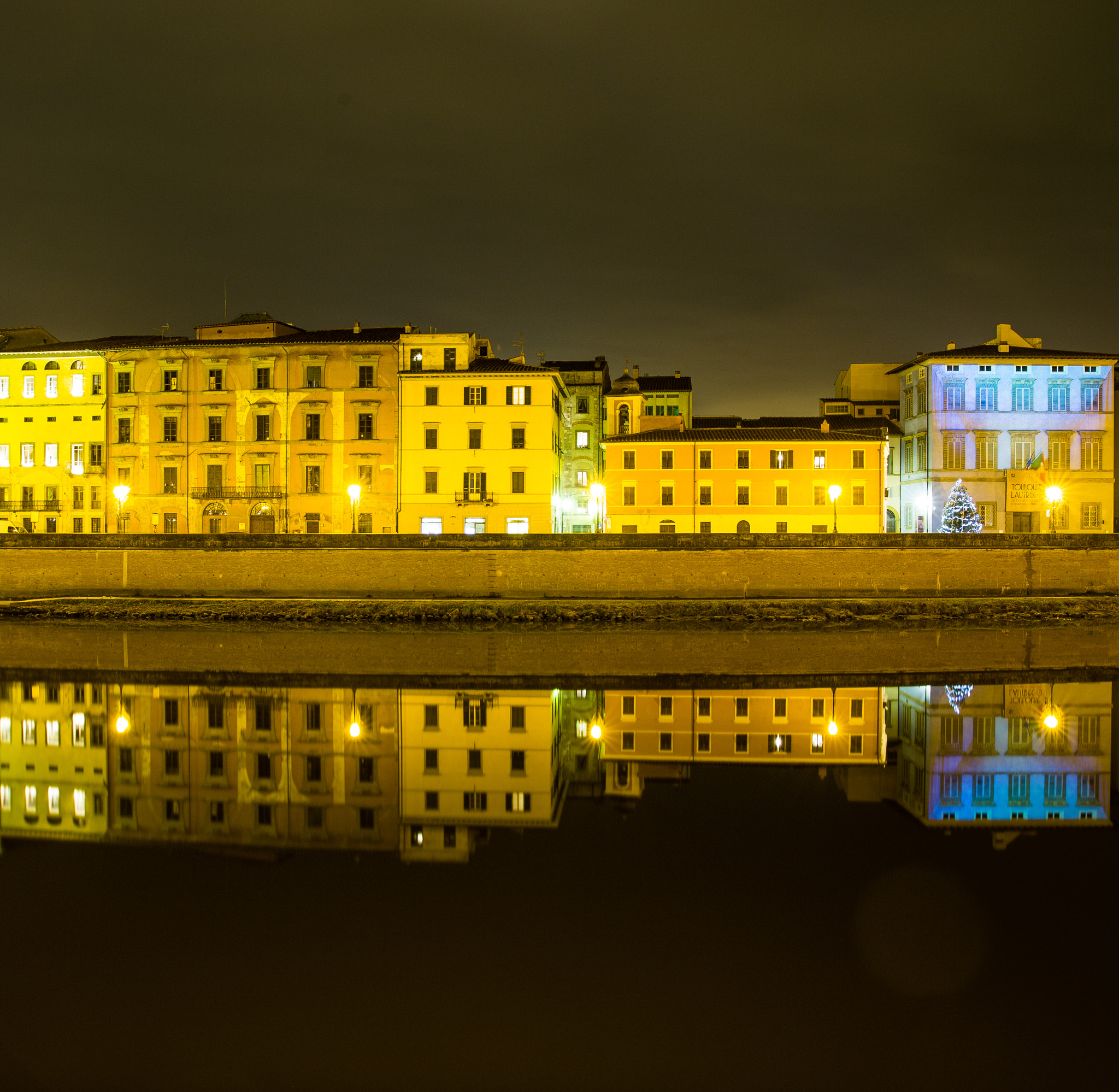 Sigma 20mm EX f/1.8 sample photo. Pisa riverside photography