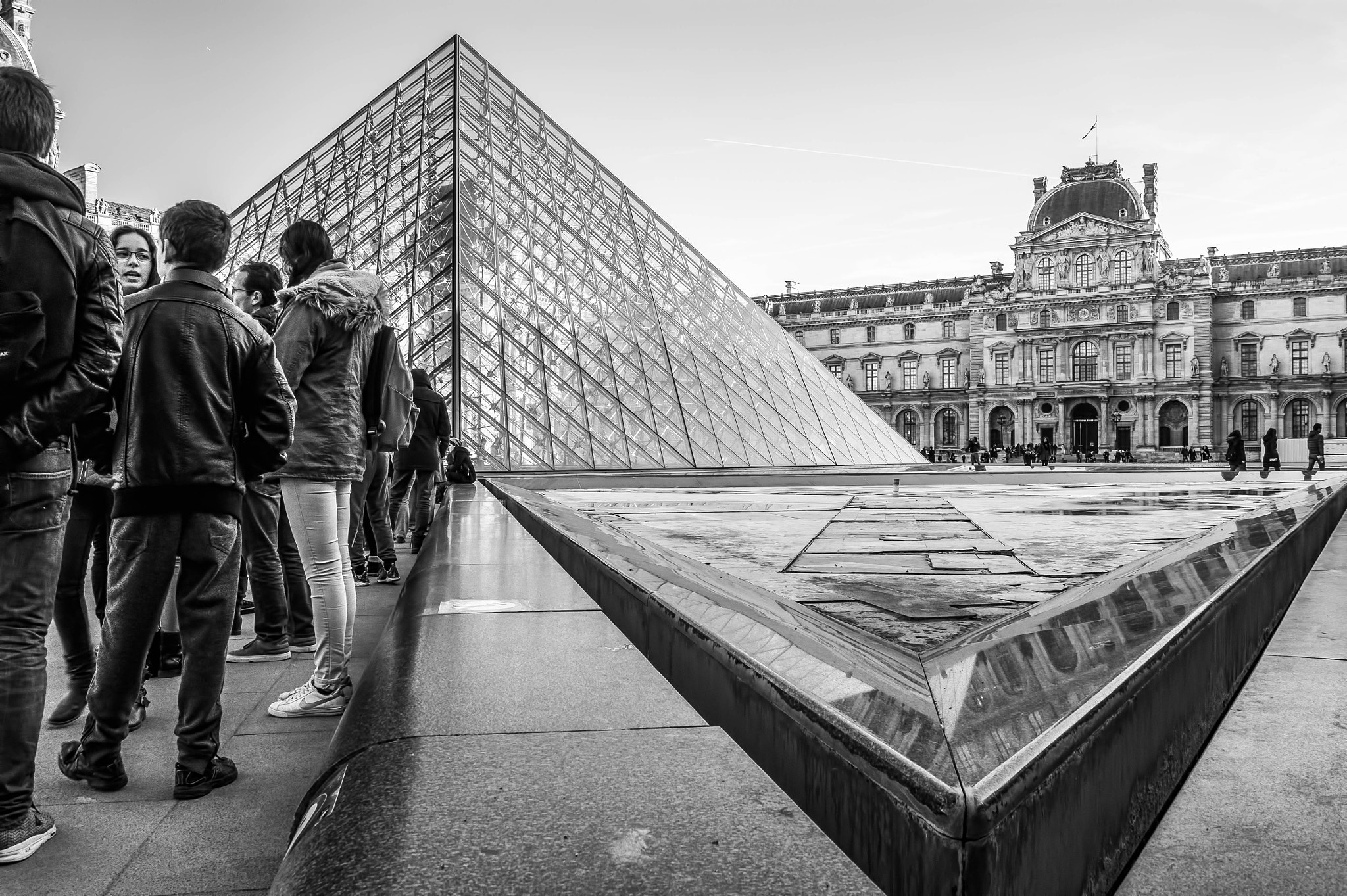 Sony Alpha DSLR-A350 + Sony DT 18-55mm F3.5-5.6 SAM sample photo. Louvre queue photography